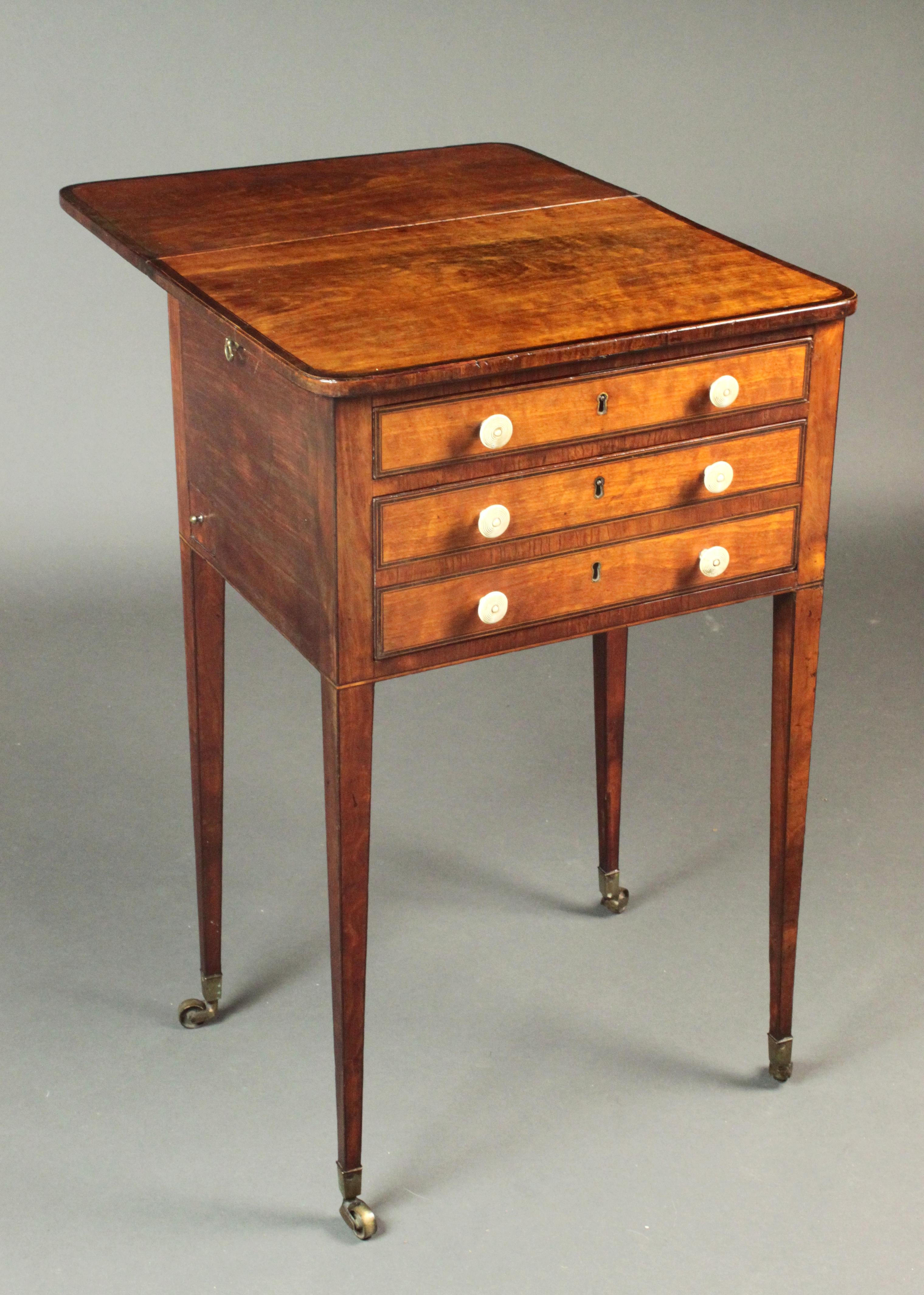 Sheraton Table à couture en bois de citronnier George III en vente