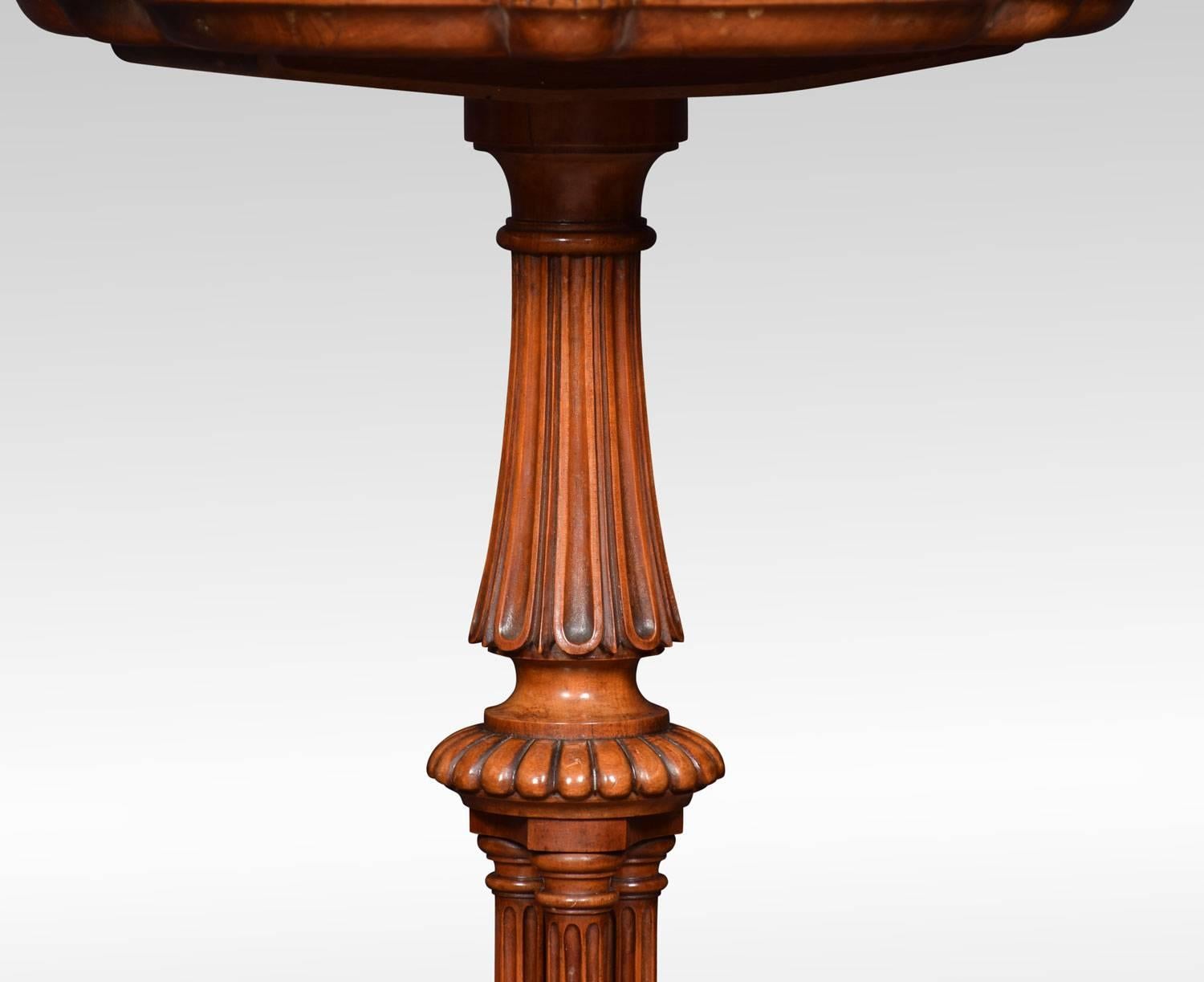 XIXe siècle George III Table tripode en bois de satin en vente