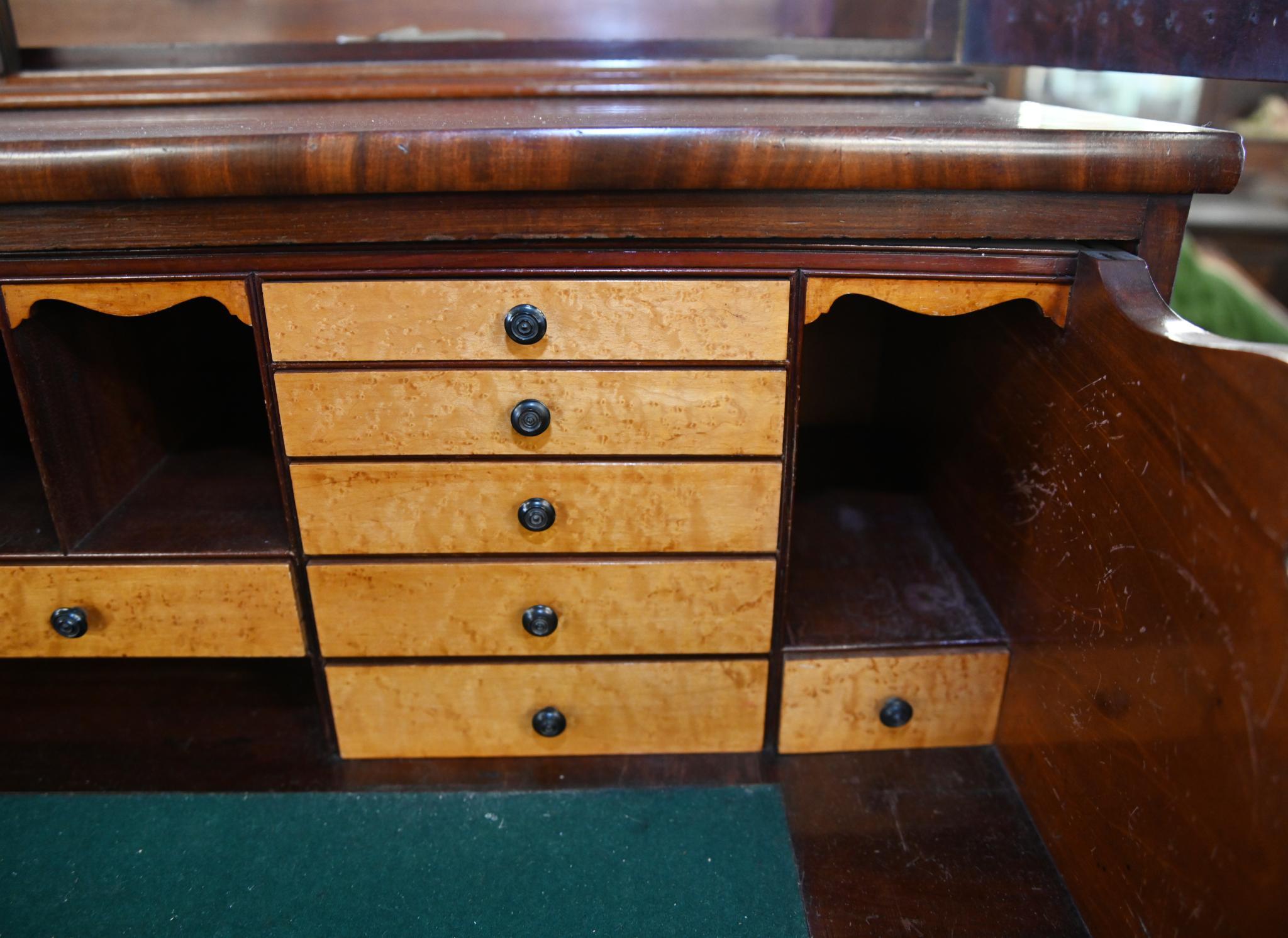 Una libreria secretaire in mogano di Giorgio III
Ripiani regolabili all'interno
Bella patina sul mogano a fiamma
La parte inferiore presenta una fascia trasversale e un cassetto con piano di scrittura e diversi cassetti con frontali in legno