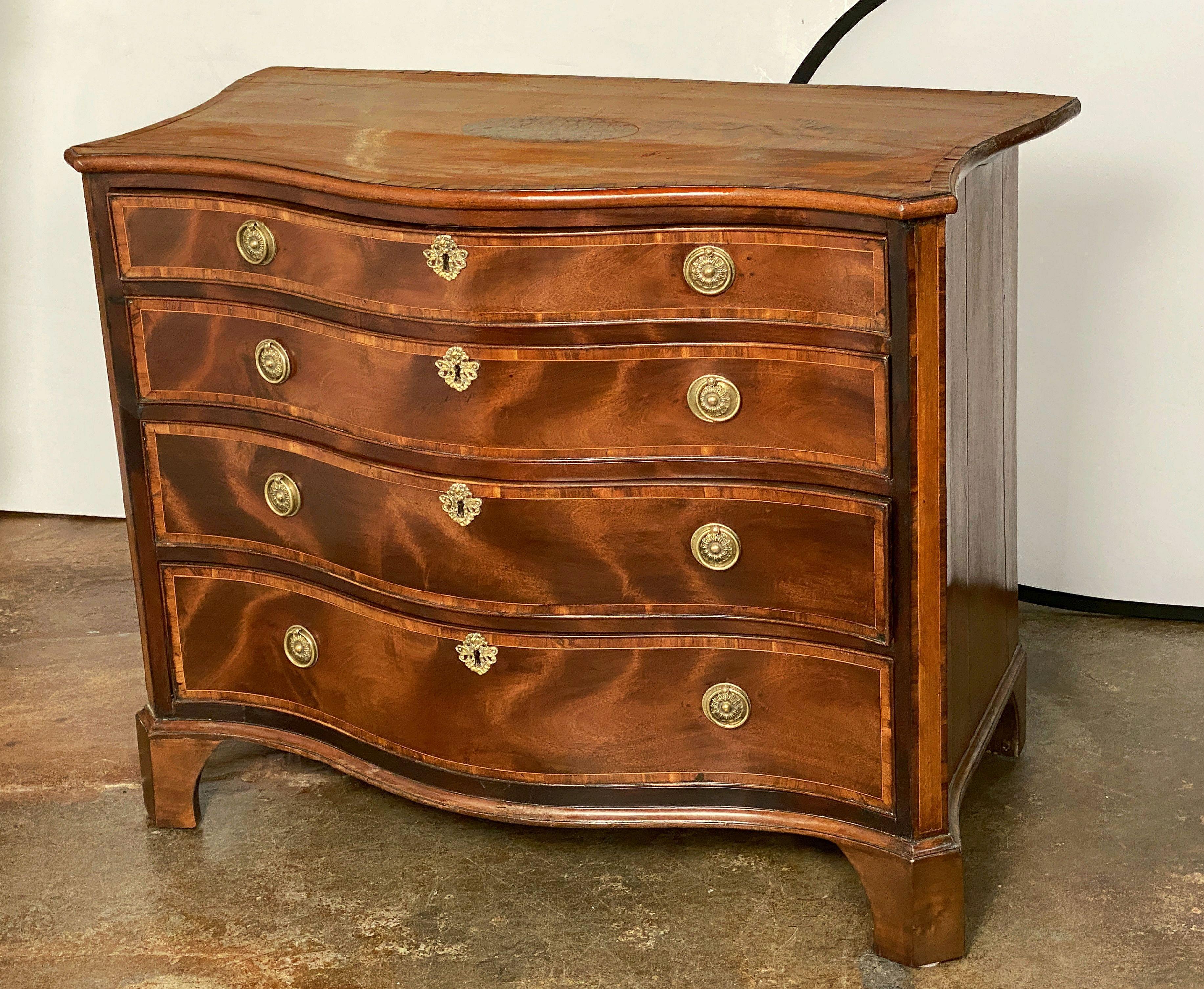 Cassettiera a serpentina di Giorgio III in mogano e legno di raso in vendita 3