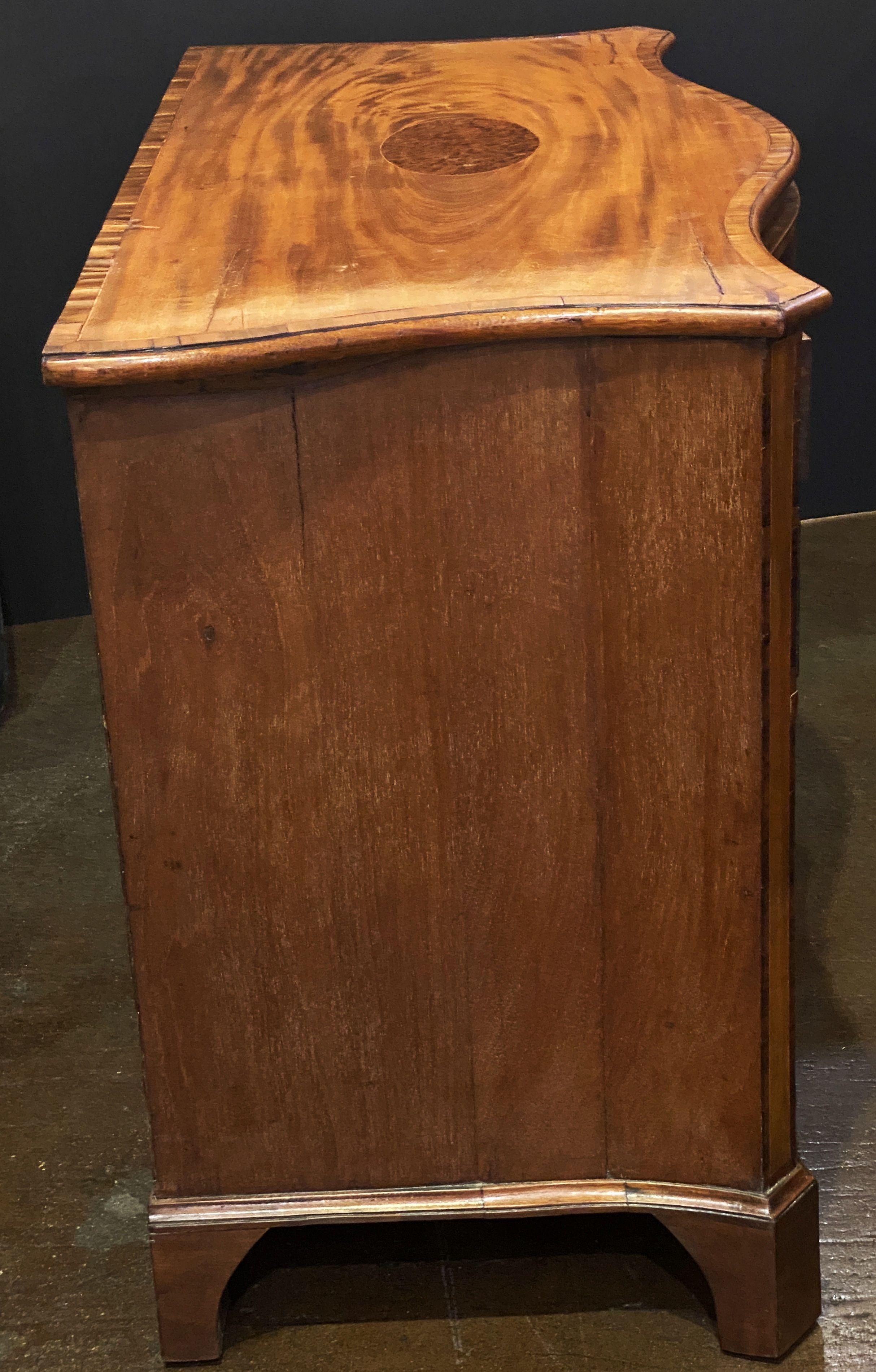 Cassettiera a serpentina di Giorgio III in mogano e legno di raso in vendita 4