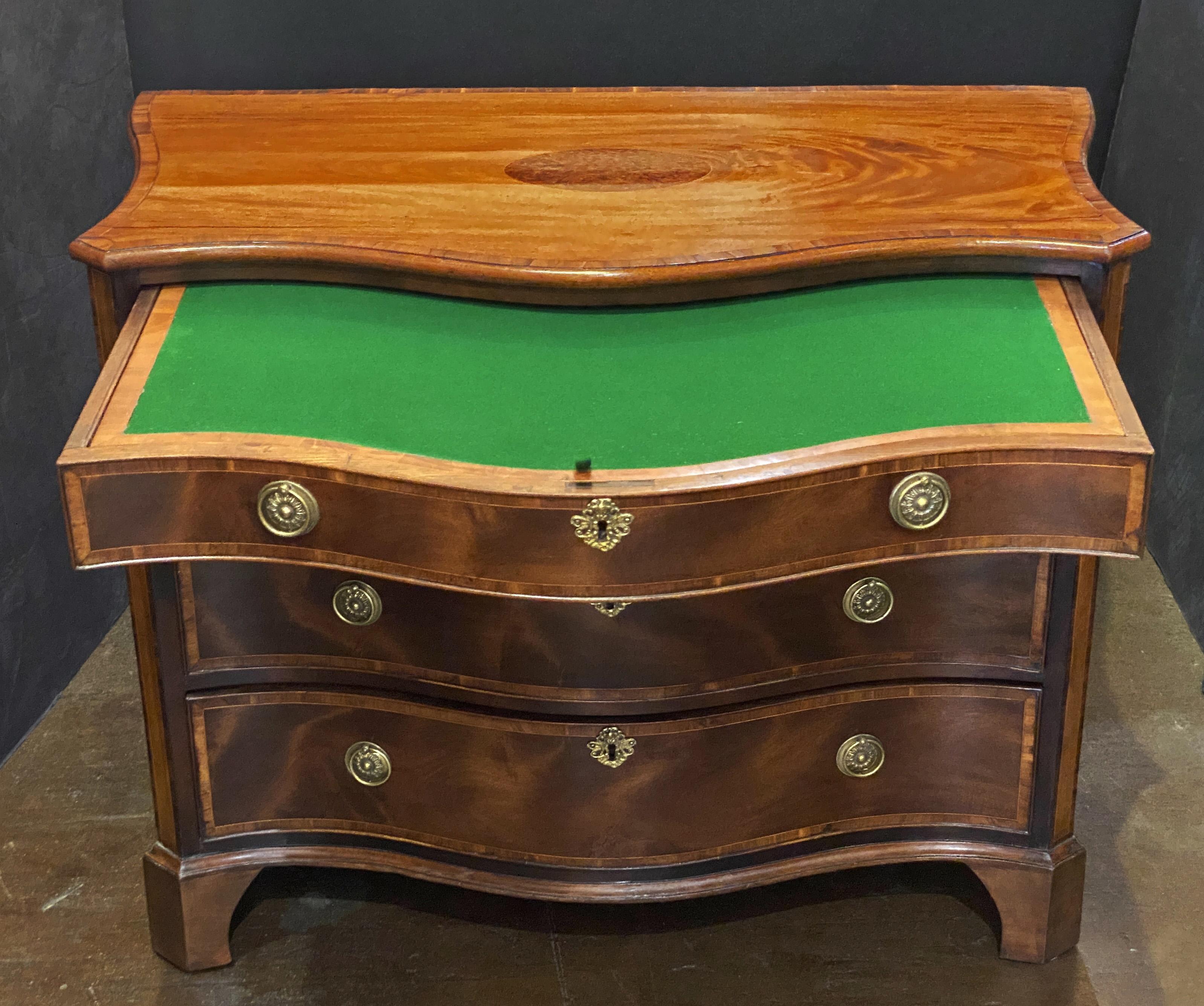 Cassettiera a serpentina di Giorgio III in mogano e legno di raso in vendita 5