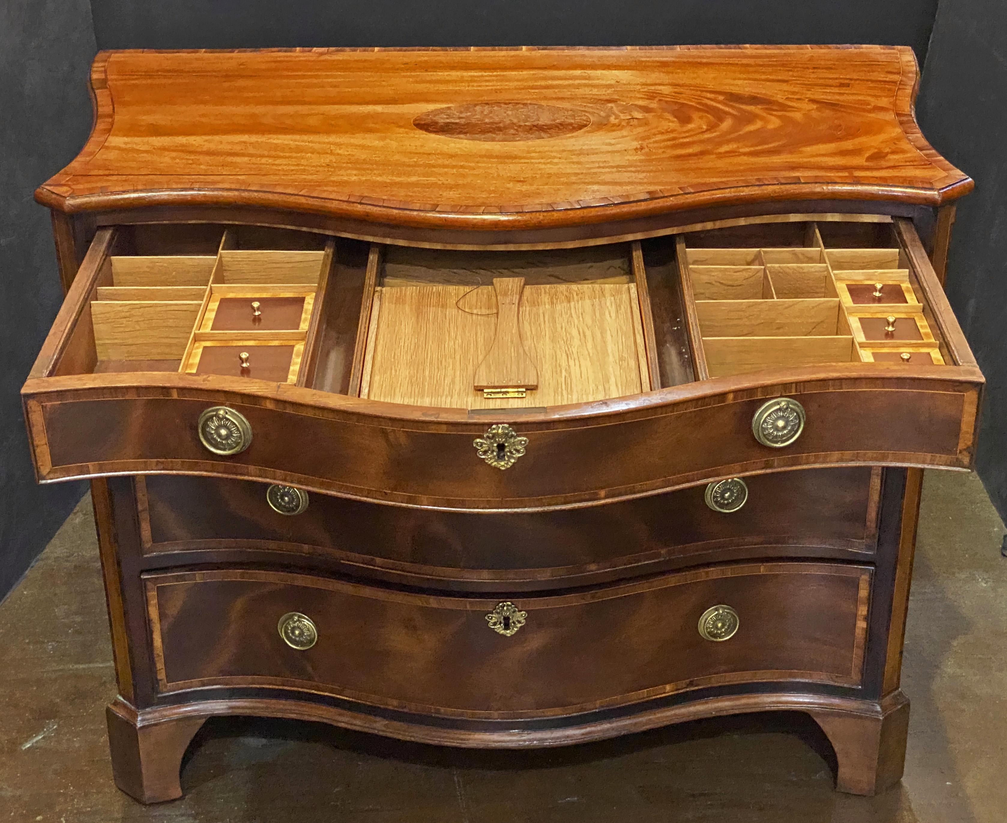 Cassettiera a serpentina di Giorgio III in mogano e legno di raso in vendita 6