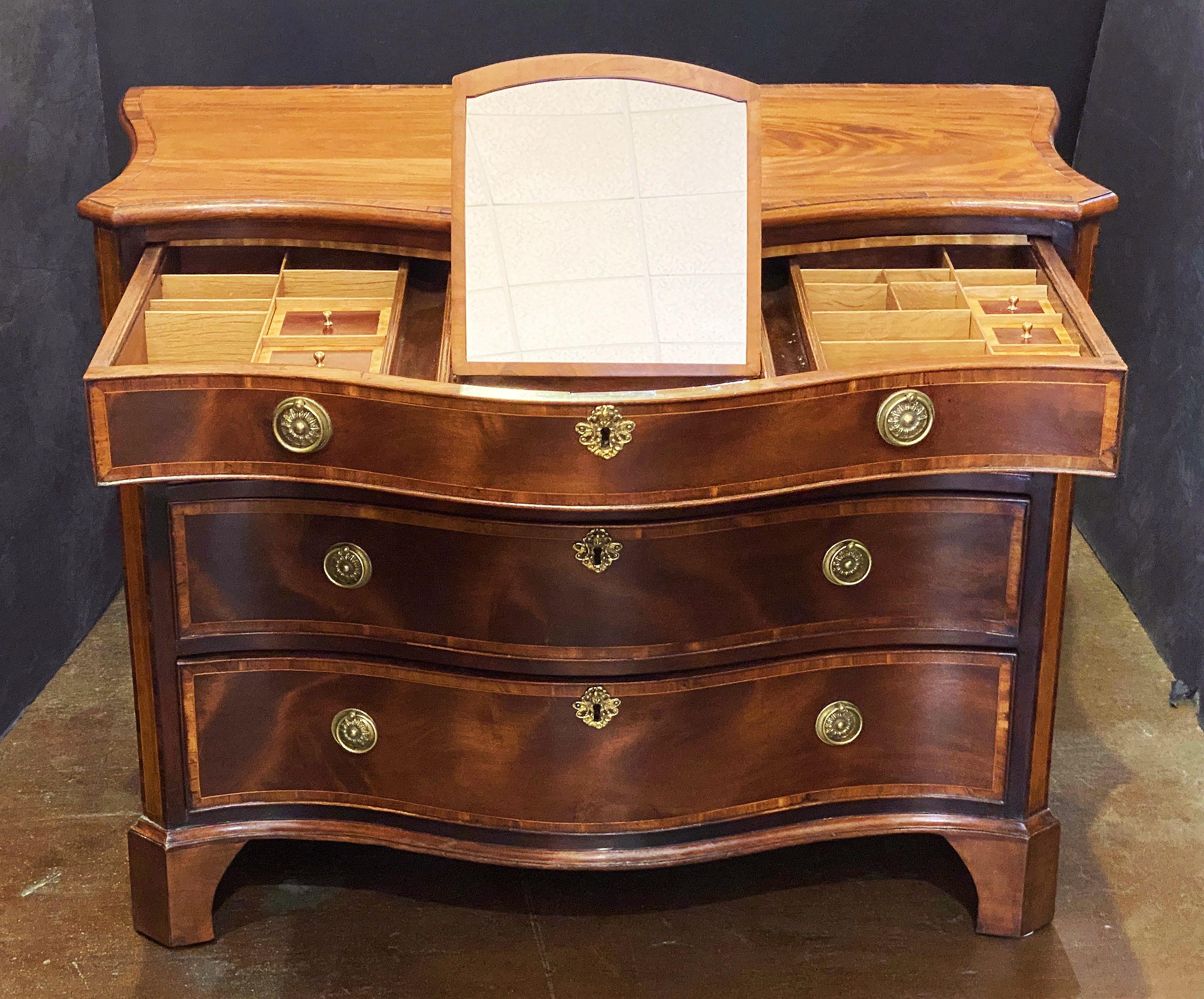 Cassettiera a serpentina di Giorgio III in mogano e legno di raso in vendita 7