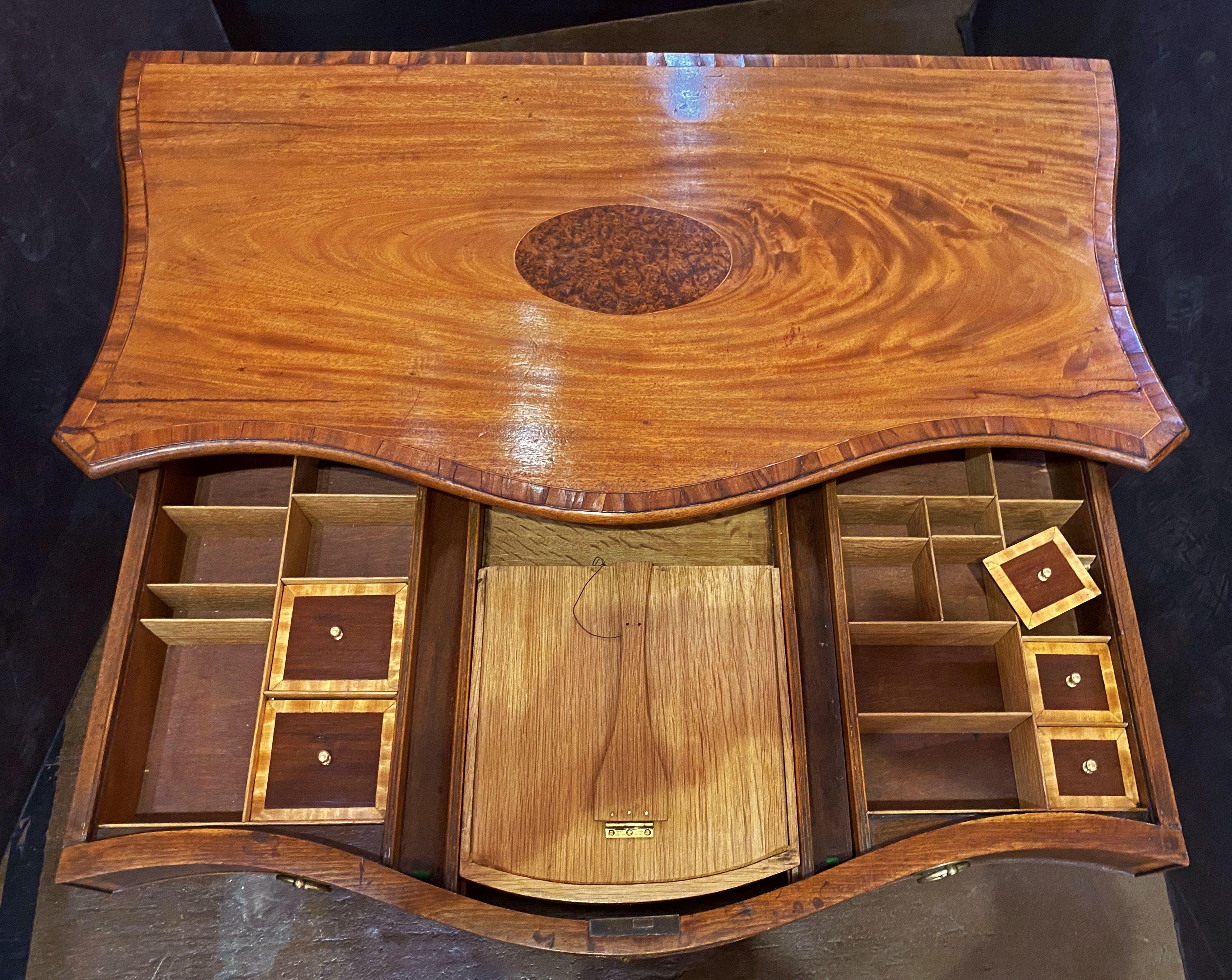 Cassettiera a serpentina di Giorgio III in mogano e legno di raso in vendita 8