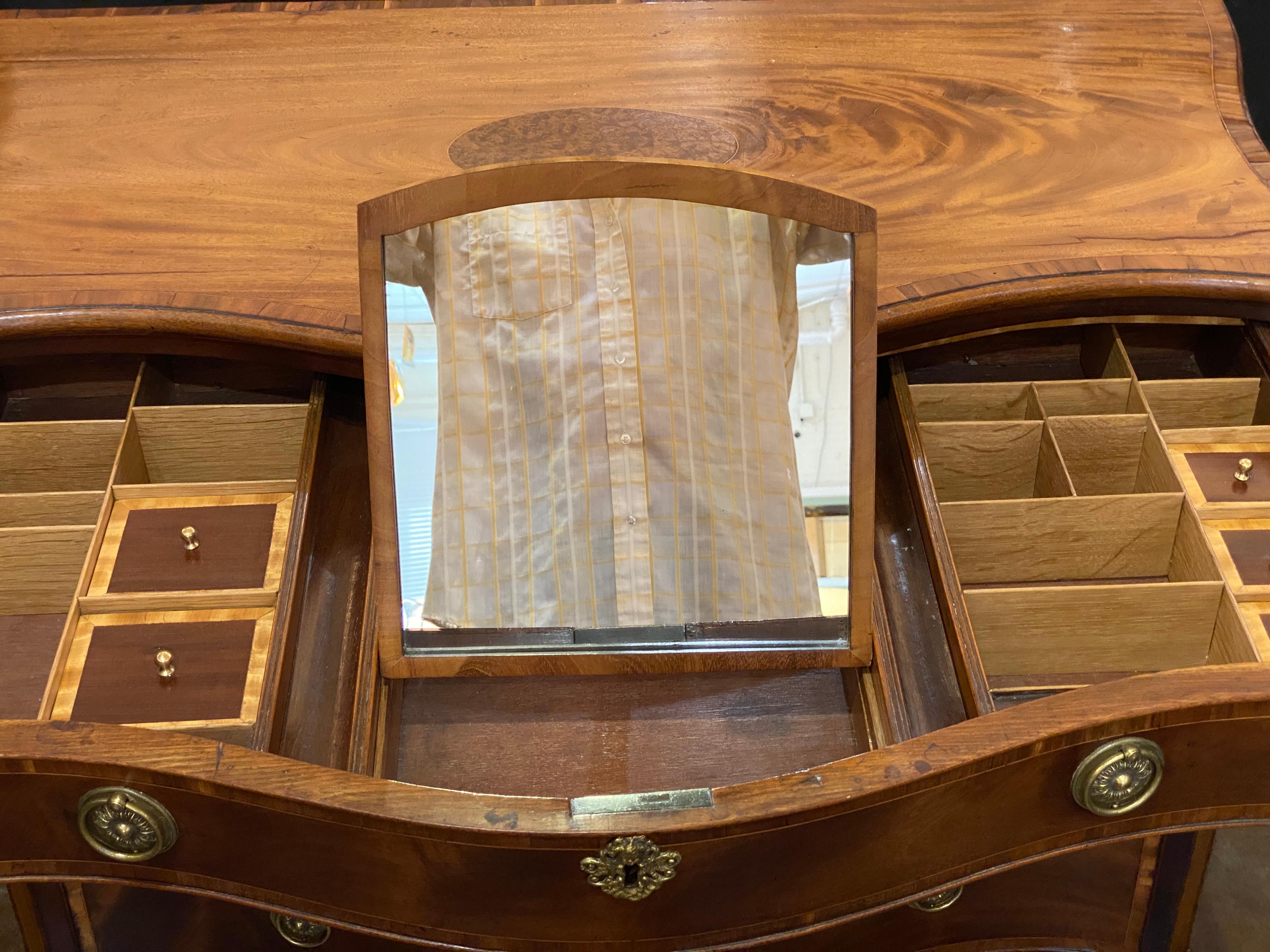Cassettiera a serpentina di Giorgio III in mogano e legno di raso in vendita 9