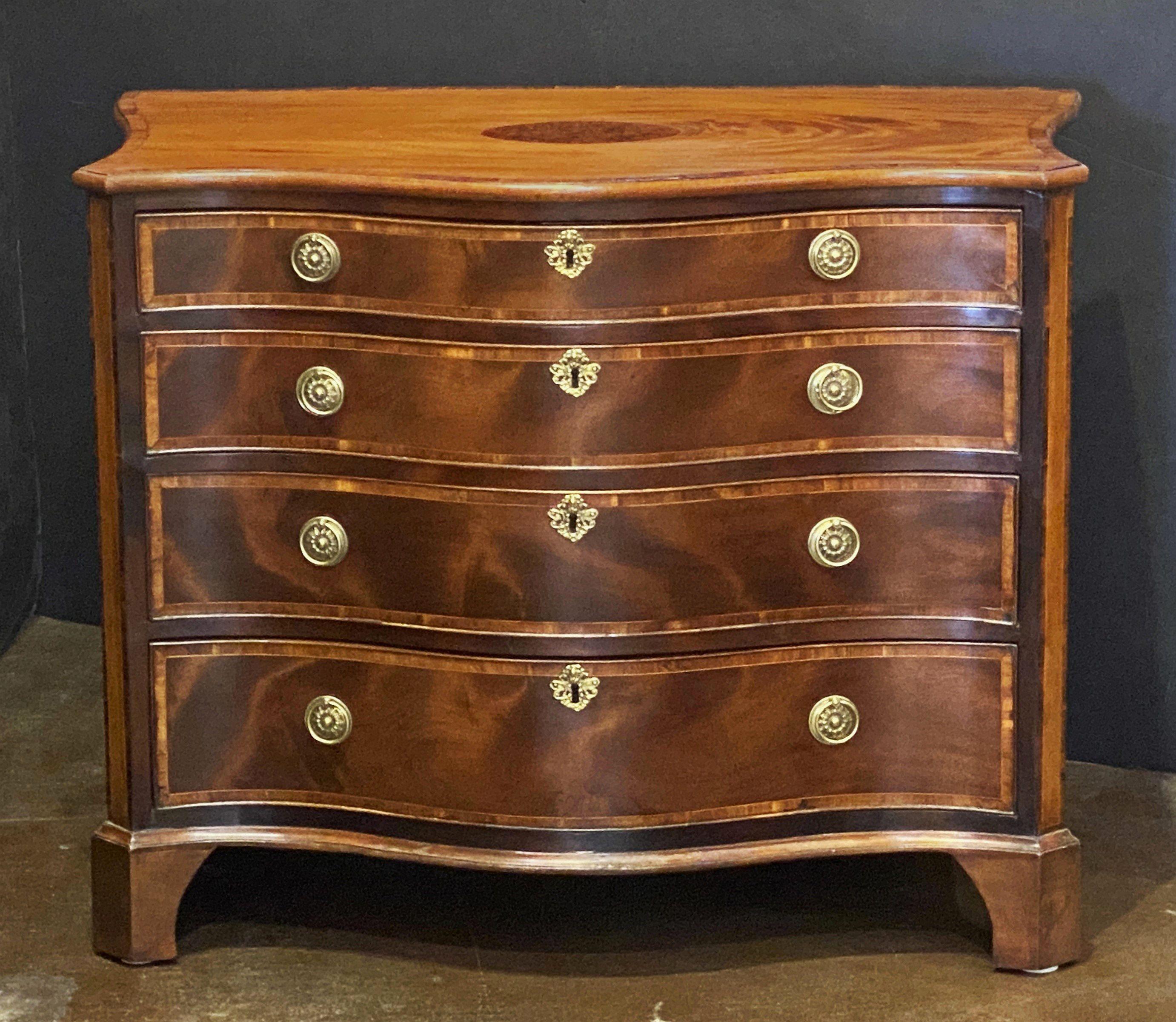Inglese Cassettiera a serpentina di Giorgio III in mogano e legno di raso in vendita