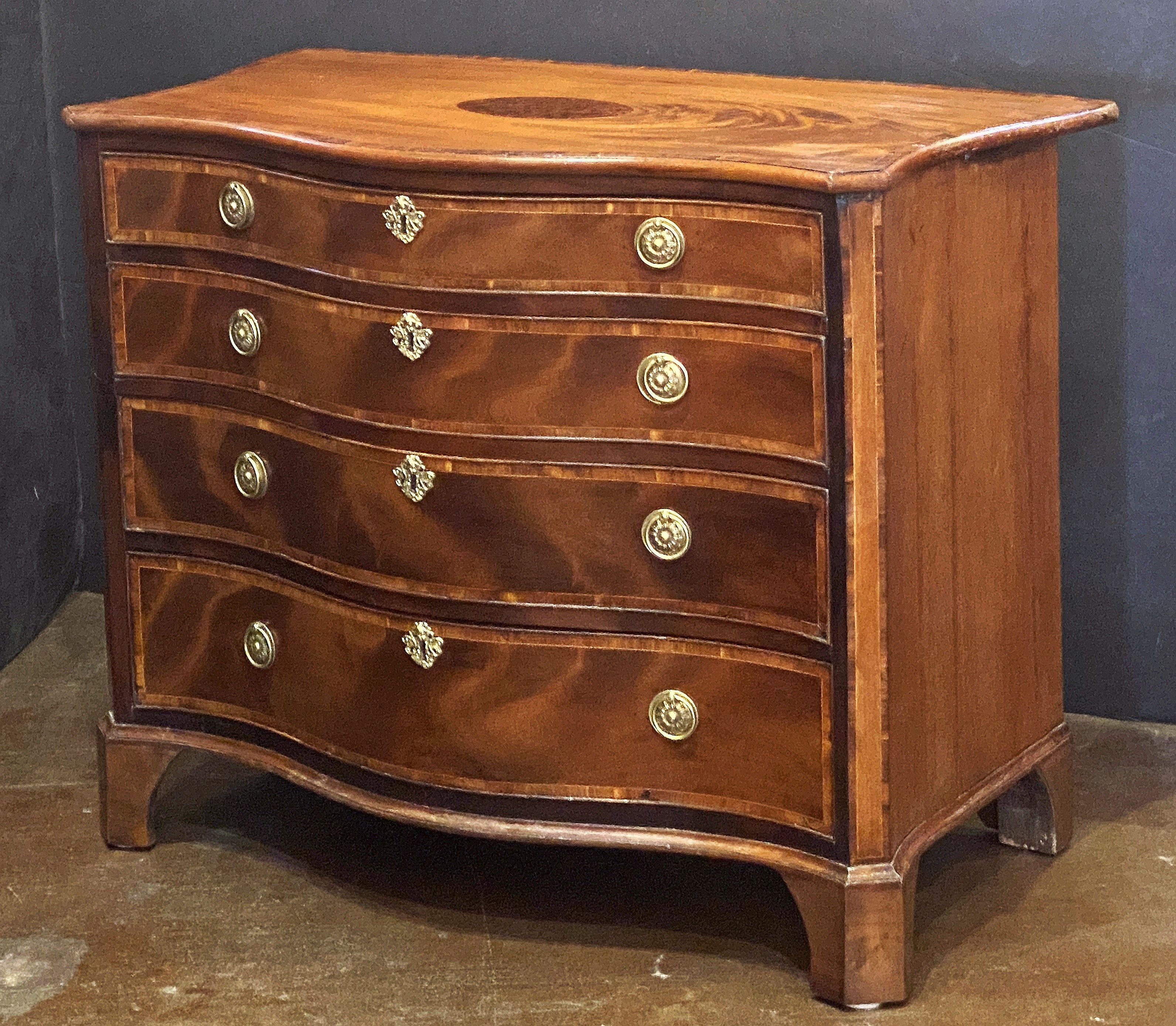 Cassettiera a serpentina di Giorgio III in mogano e legno di raso In condizioni buone in vendita a Austin, TX