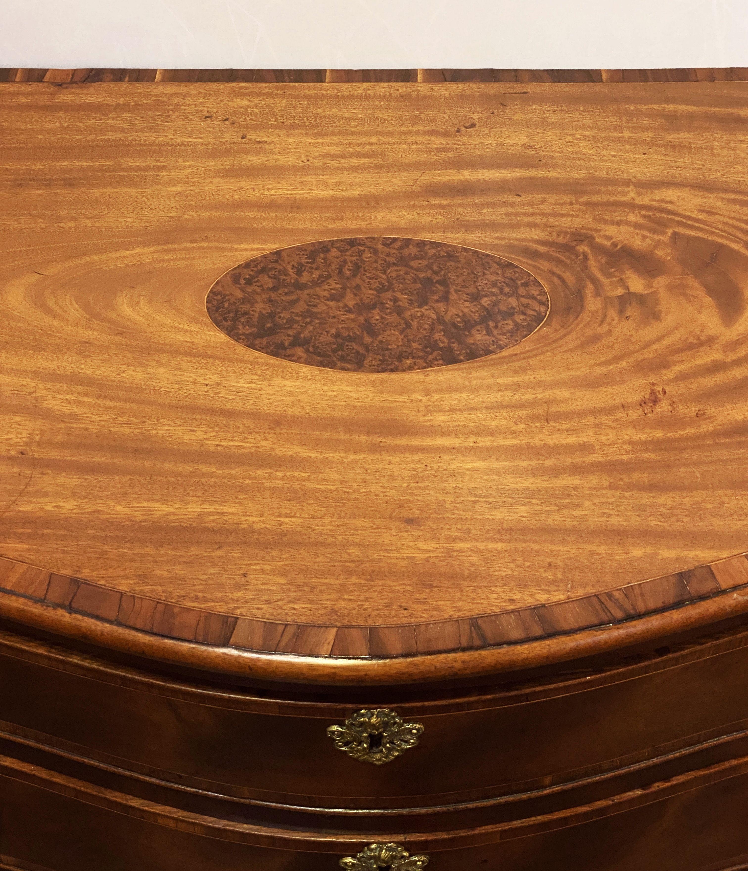 XVIII secolo Cassettiera a serpentina di Giorgio III in mogano e legno di raso in vendita