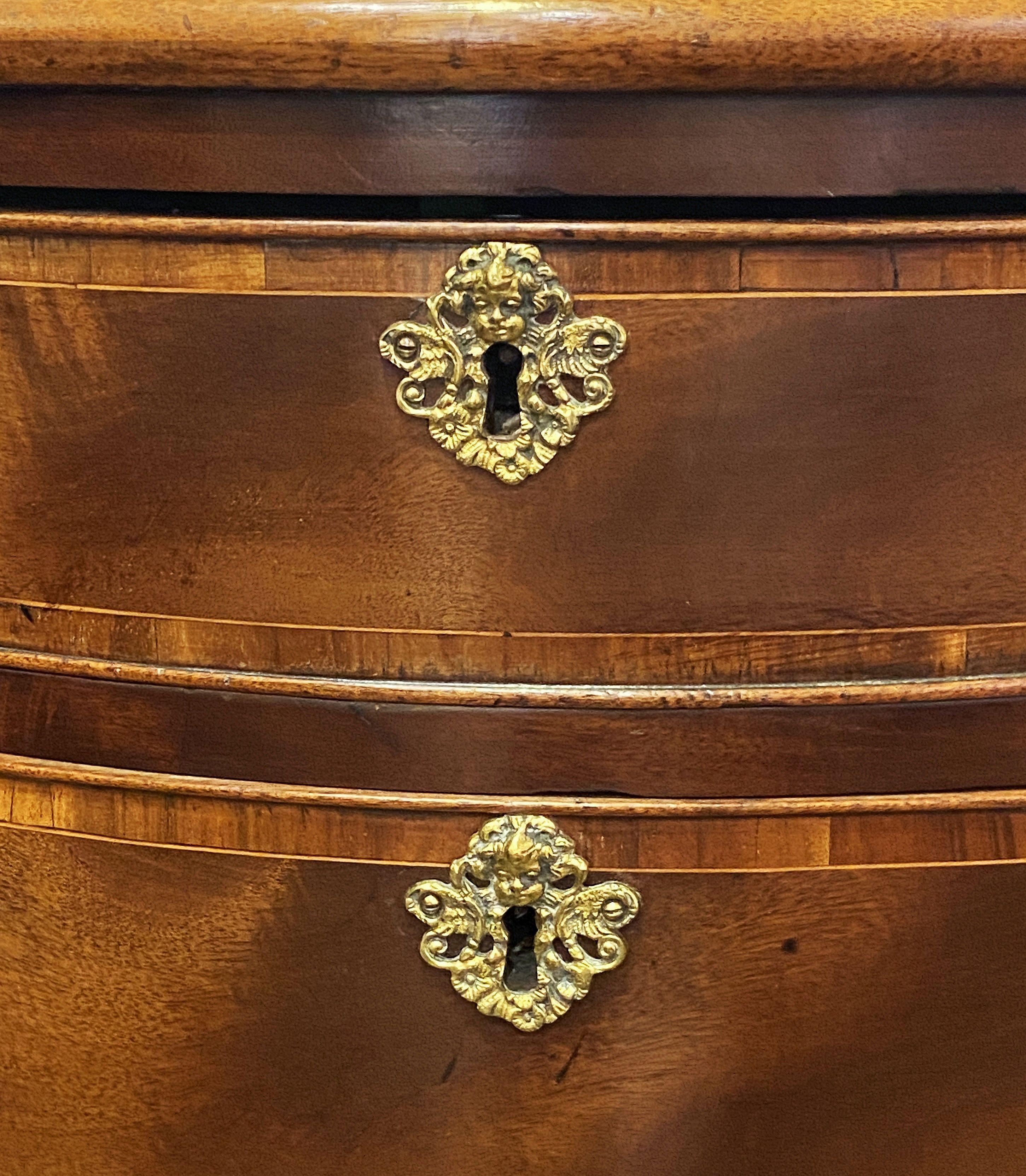 Metallo Cassettiera a serpentina di Giorgio III in mogano e legno di raso in vendita