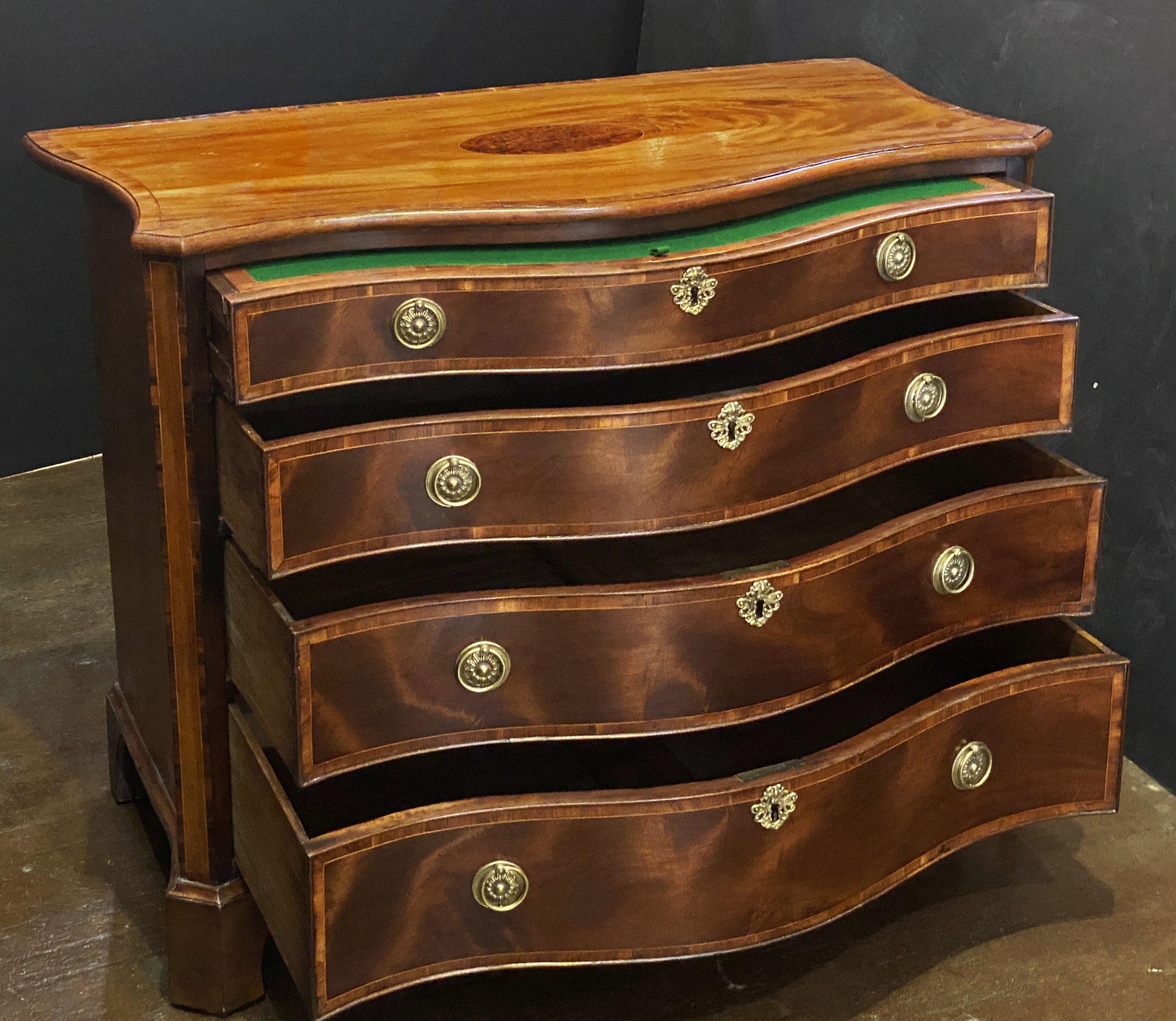 Cassettiera a serpentina di Giorgio III in mogano e legno di raso in vendita 1