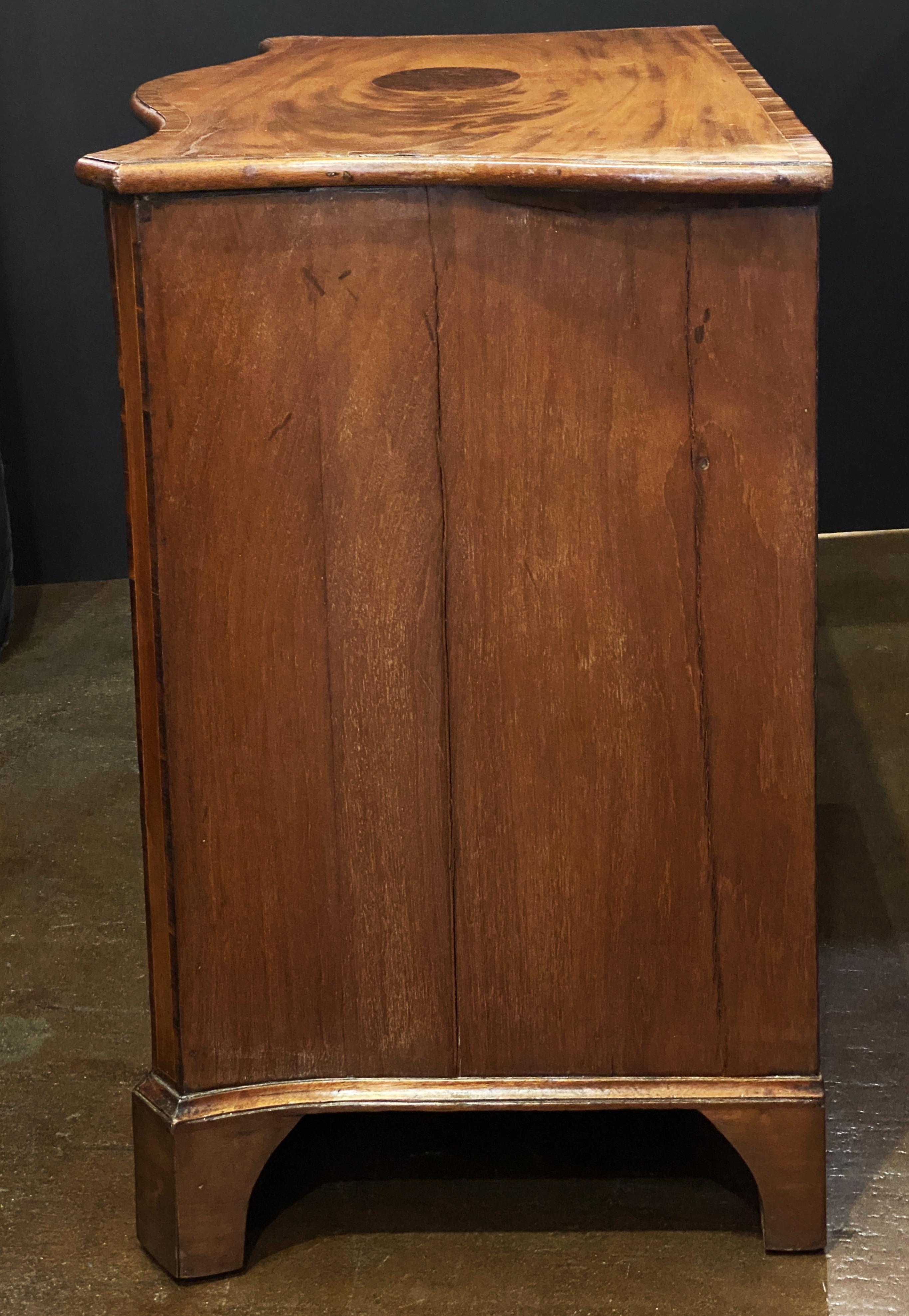 Cassettiera a serpentina di Giorgio III in mogano e legno di raso in vendita 2