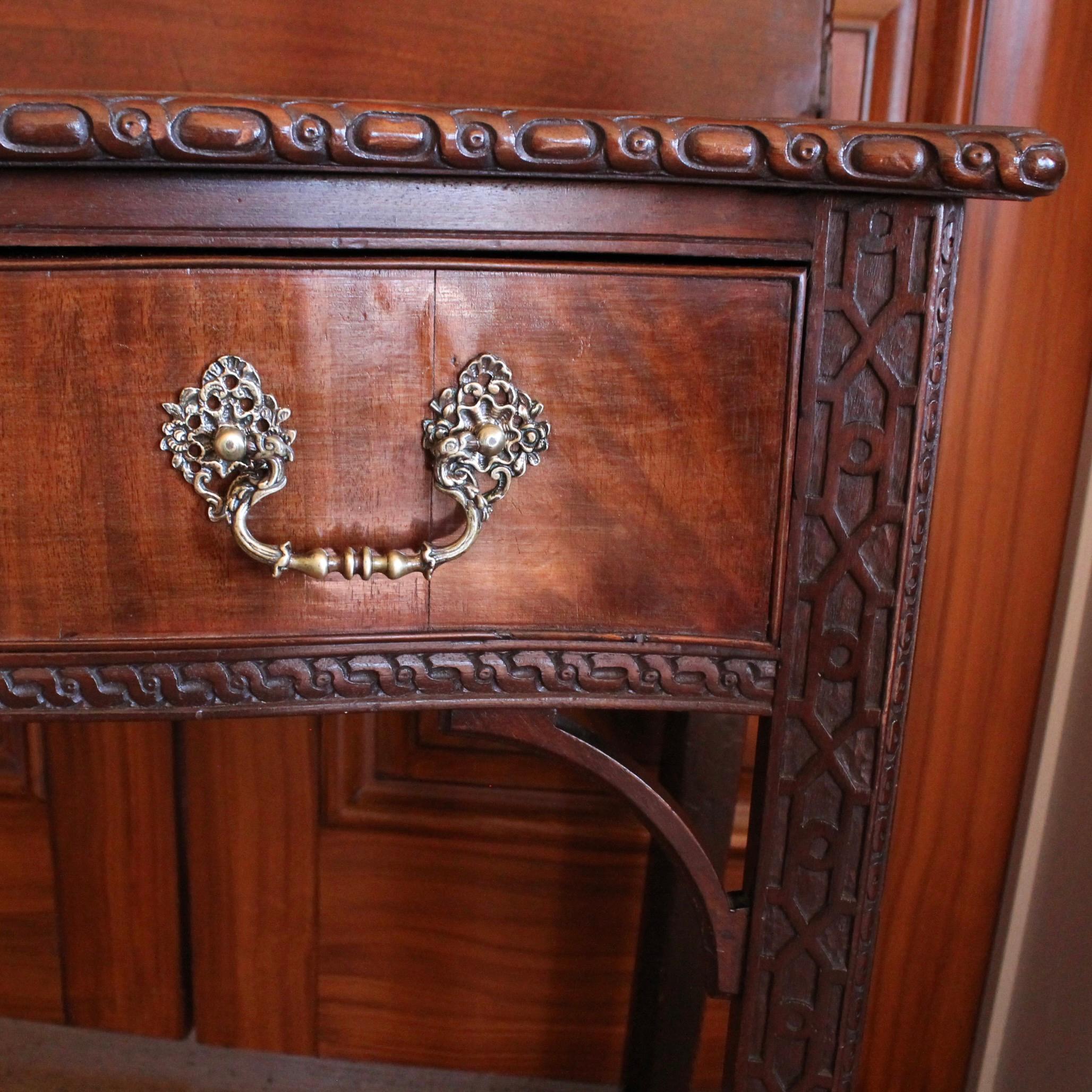 George III Serpentine Front Table With Chinese Chippendale Fret Legs, 18th c. In Good Condition For Sale In Free Union, VA