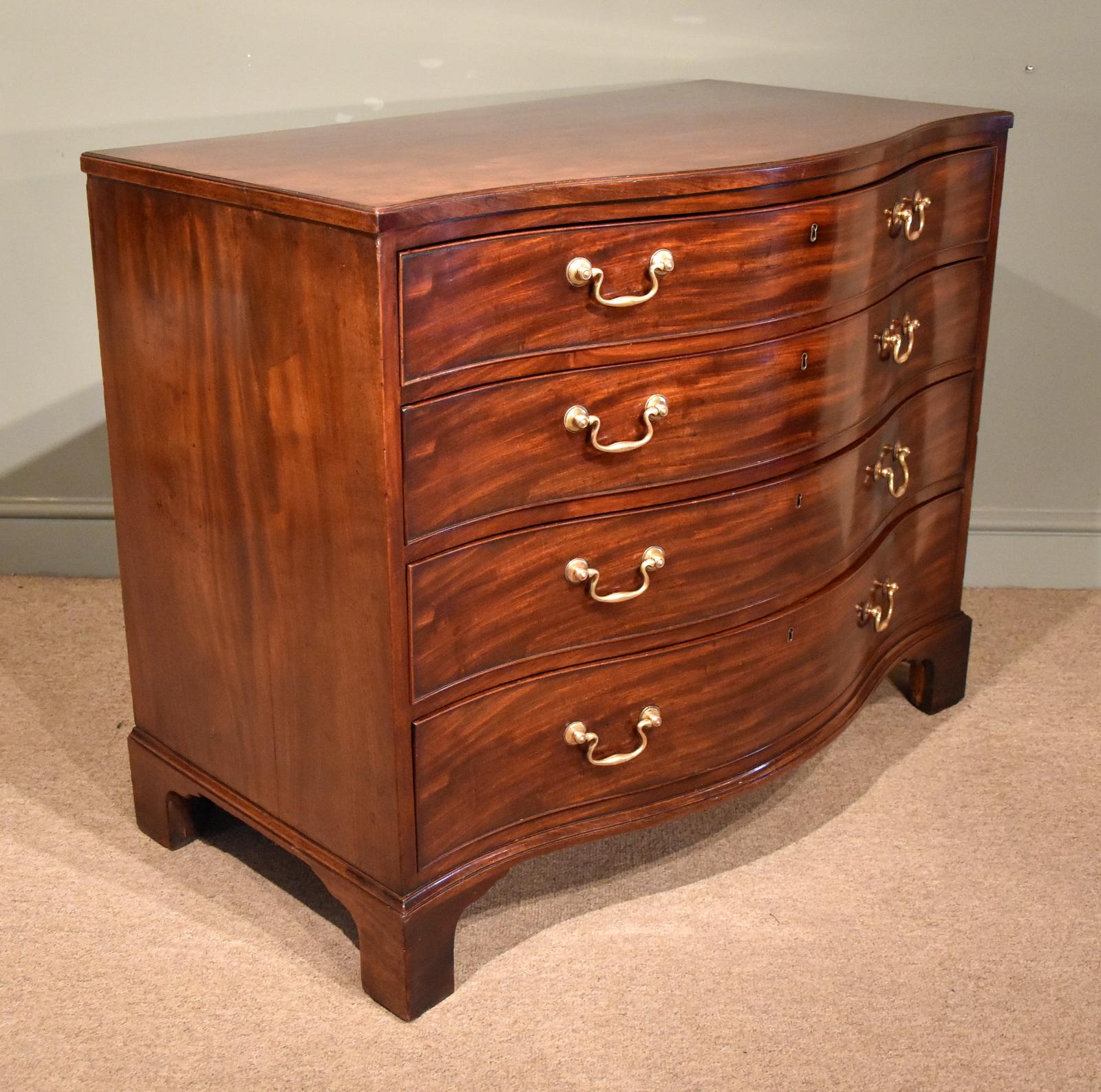 English George III Serpentine Fronted Mahogany Chest of Drawers For Sale