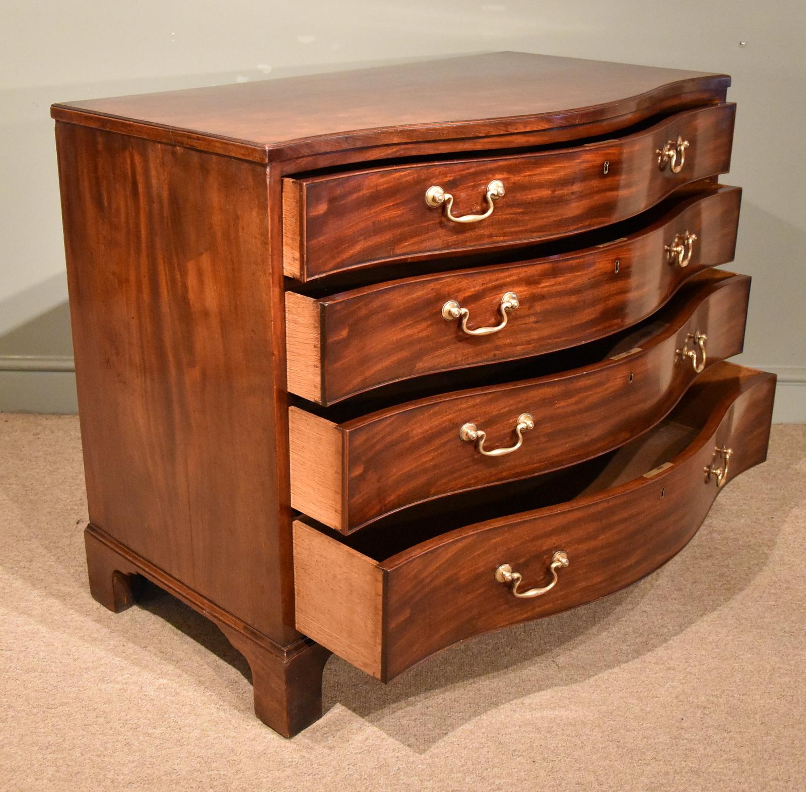 George III Serpentine Fronted Mahogany Chest of Drawers In Good Condition For Sale In Wiltshire, GB