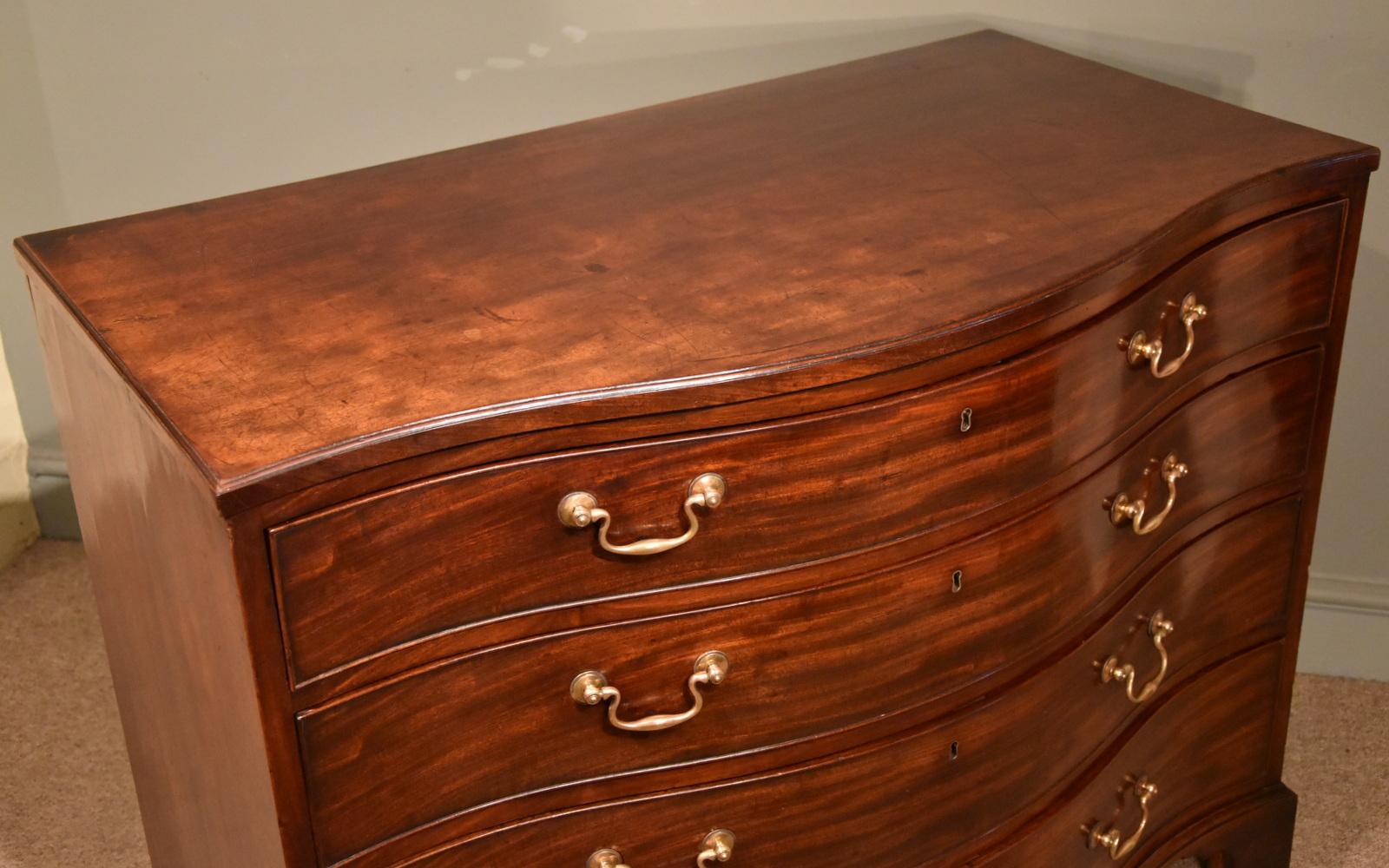 18th Century and Earlier George III Serpentine Fronted Mahogany Chest of Drawers For Sale
