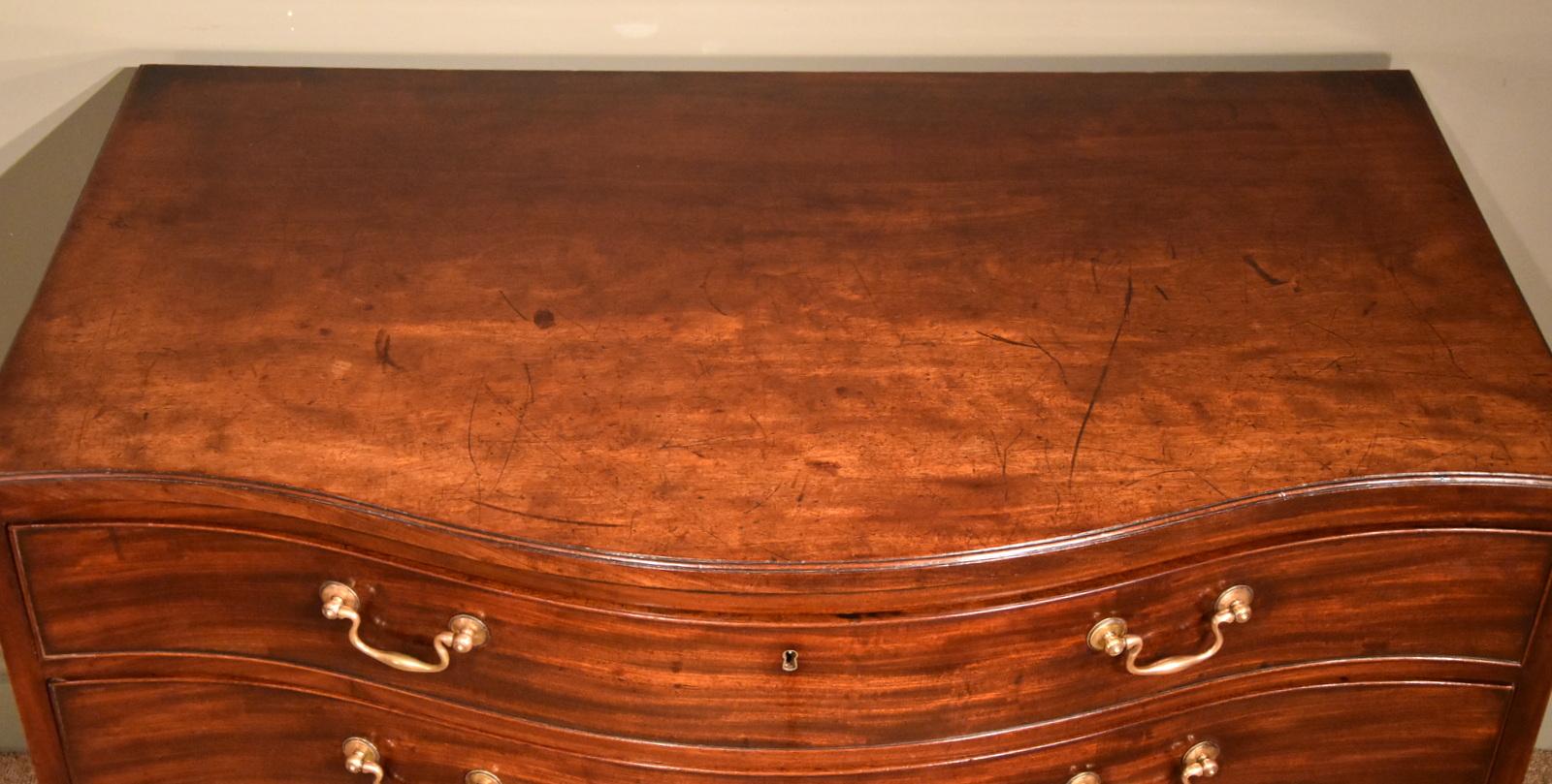 George III Serpentine Fronted Mahogany Chest of Drawers For Sale 1