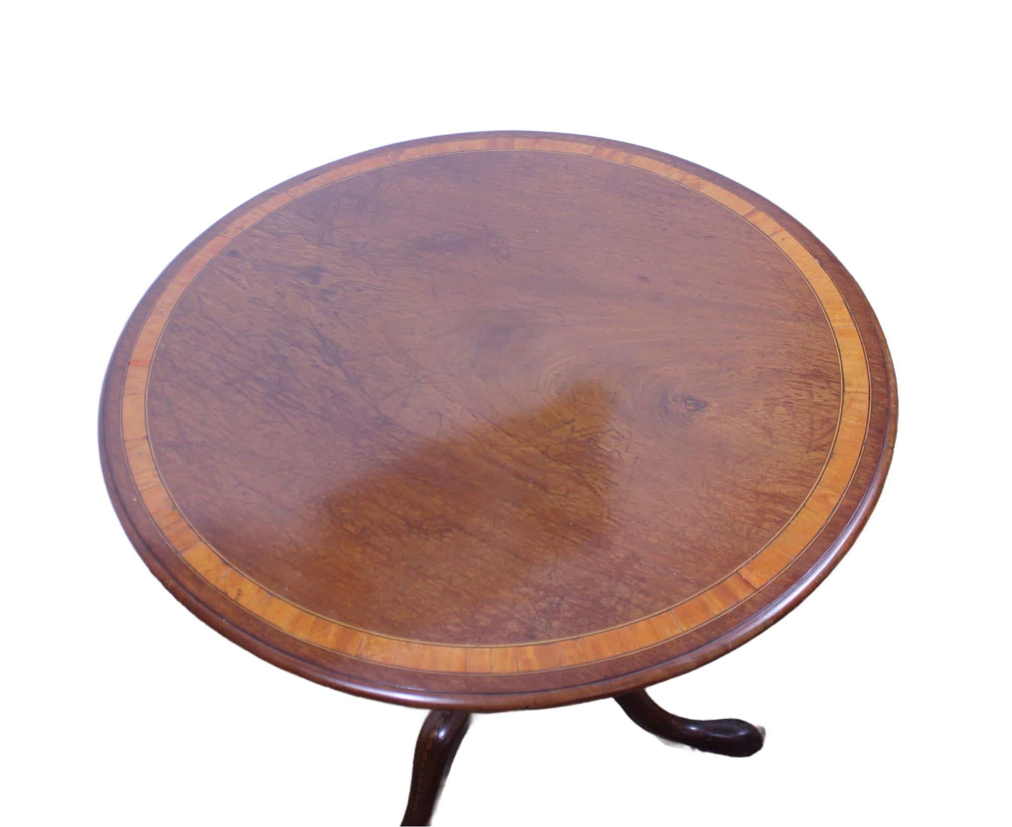 Anglais George III  Table tripode Sheraton en acajou et satin en vente