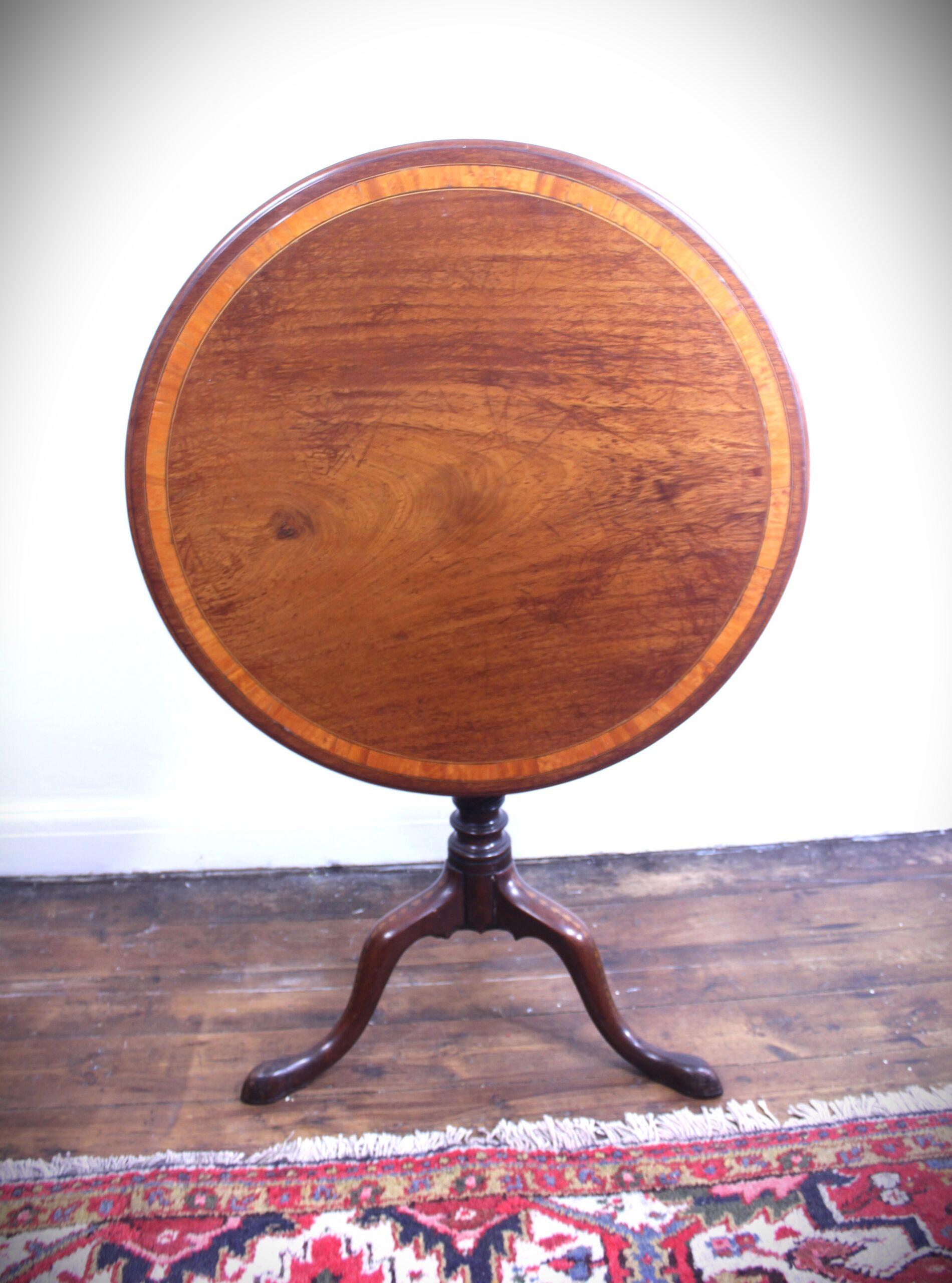 George III  Table tripode Sheraton en acajou et satin État moyen - En vente à Seaford, GB