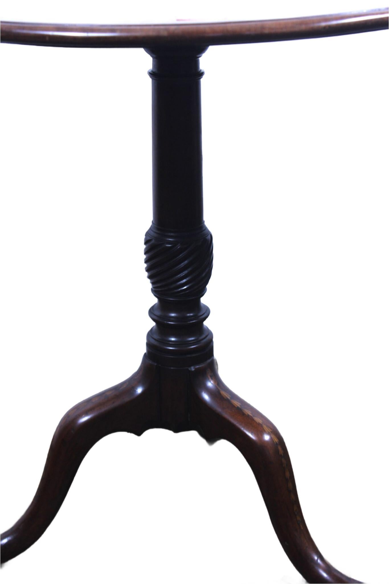 XVIIIe siècle George III  Table tripode Sheraton en acajou et satin en vente