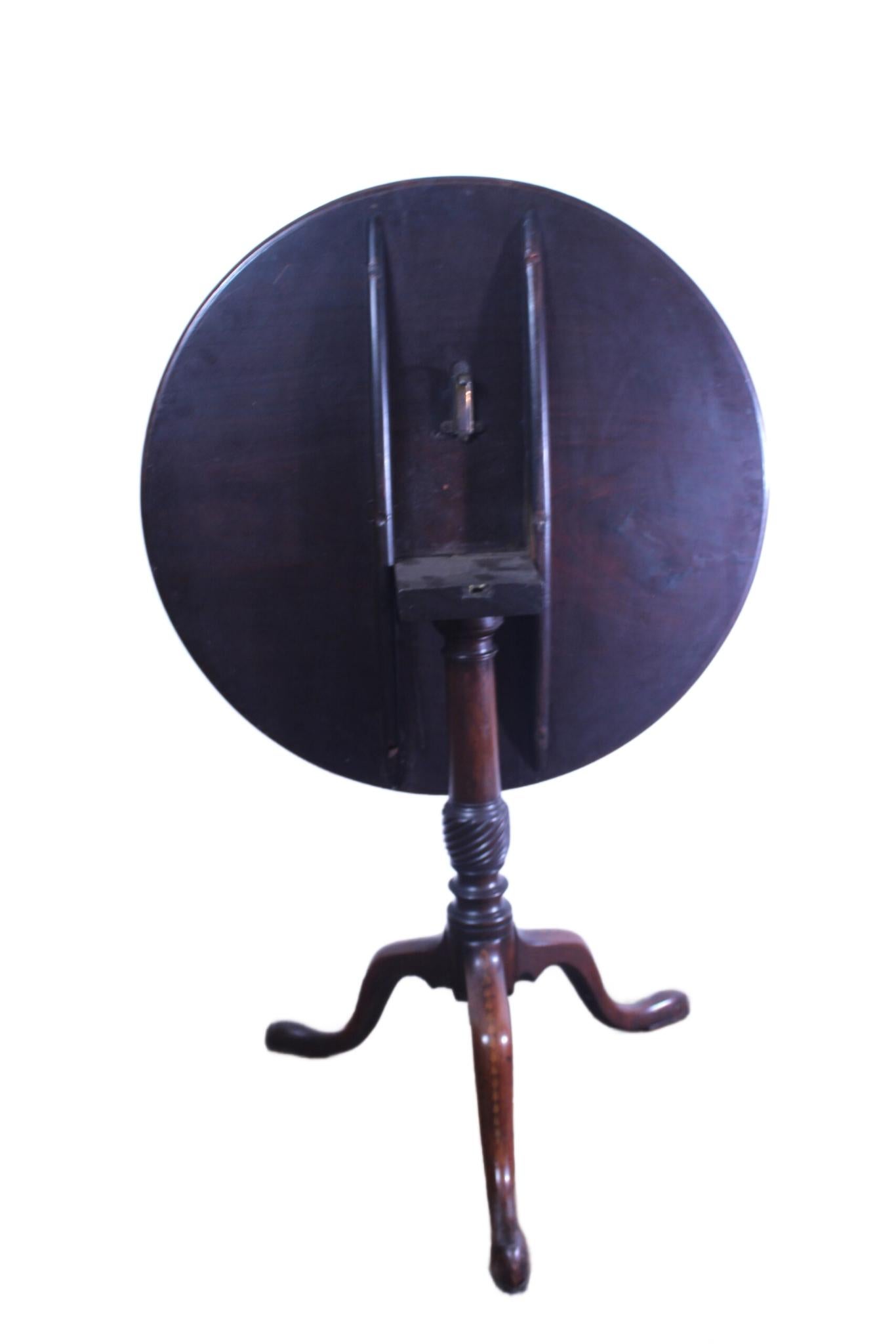 George III  Table tripode Sheraton en acajou et satin en vente 1