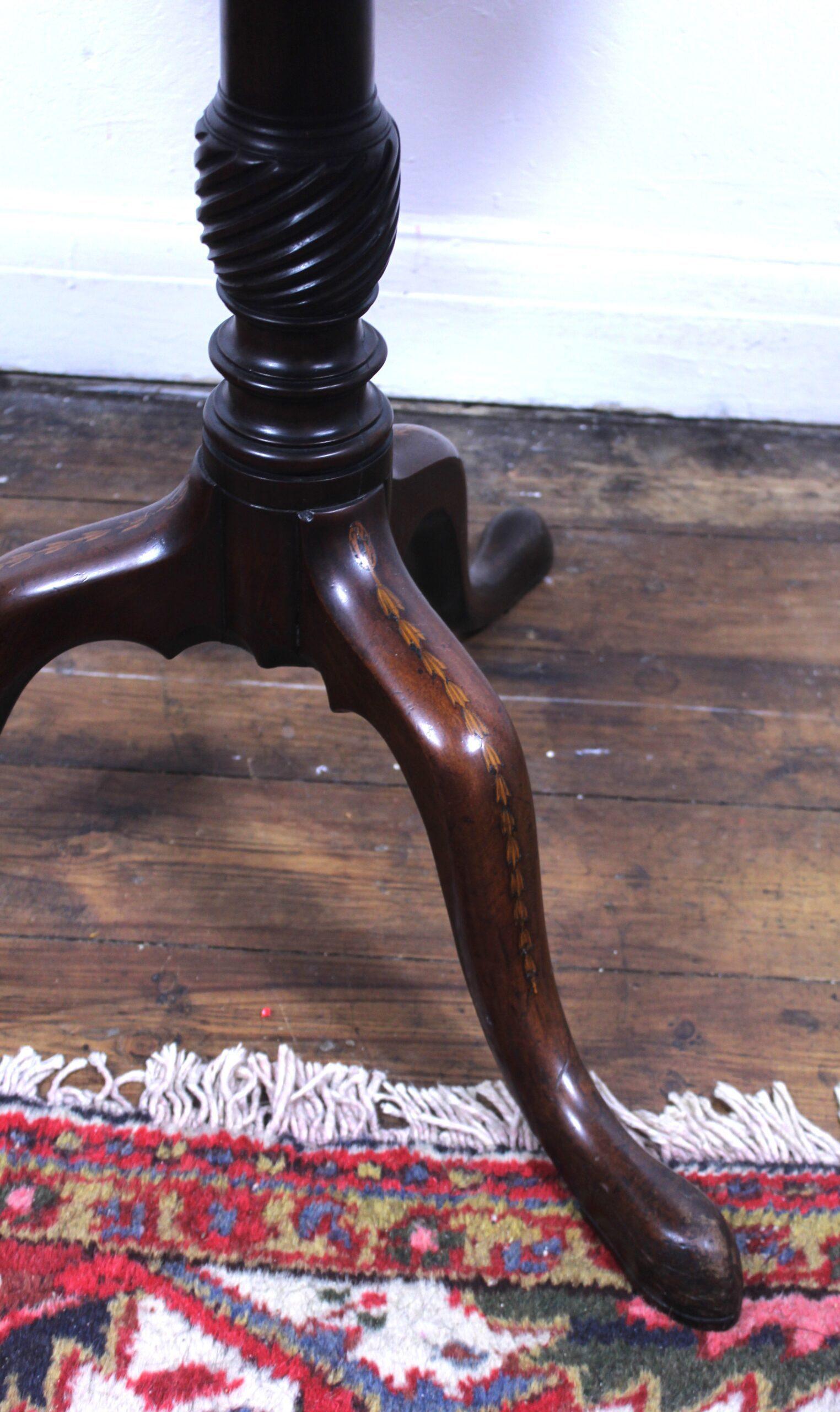 George III  Table tripode Sheraton en acajou et satin en vente 2