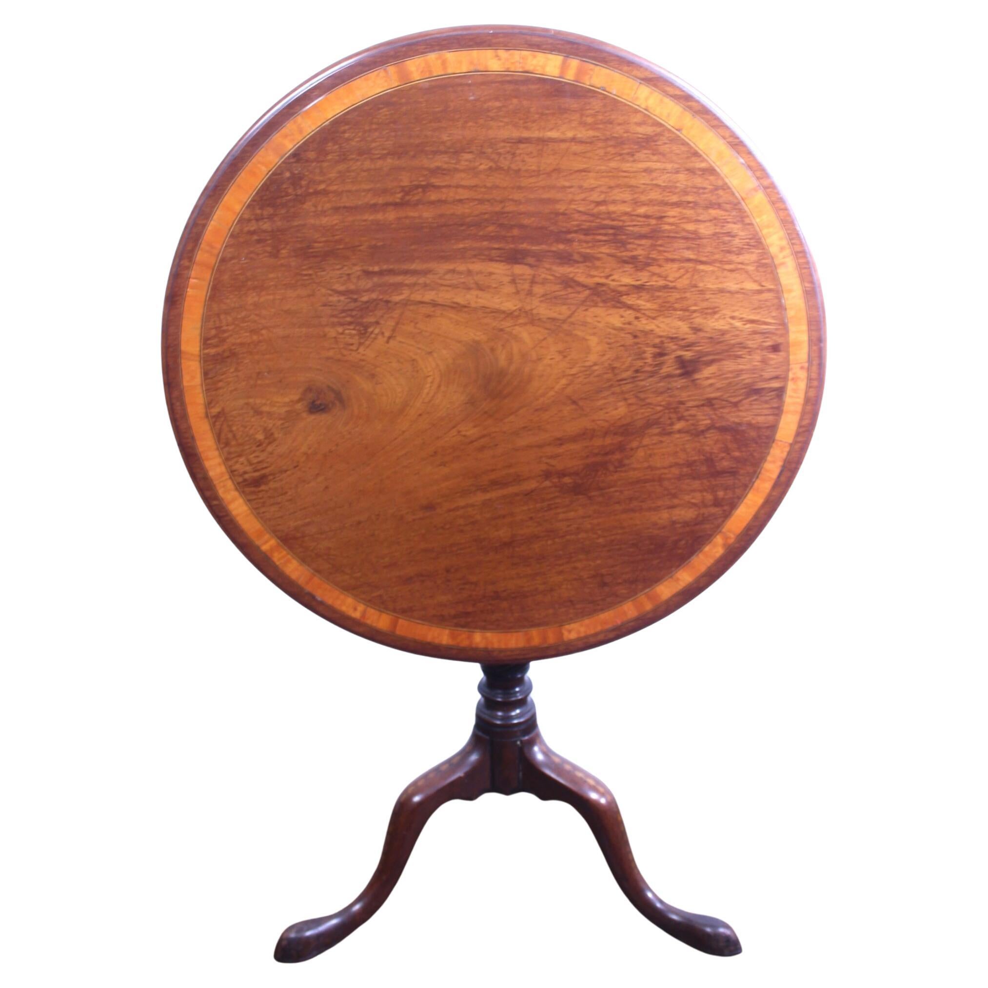 George III.  Sheraton Dreibein-Tisch aus Mahagoni und Satin