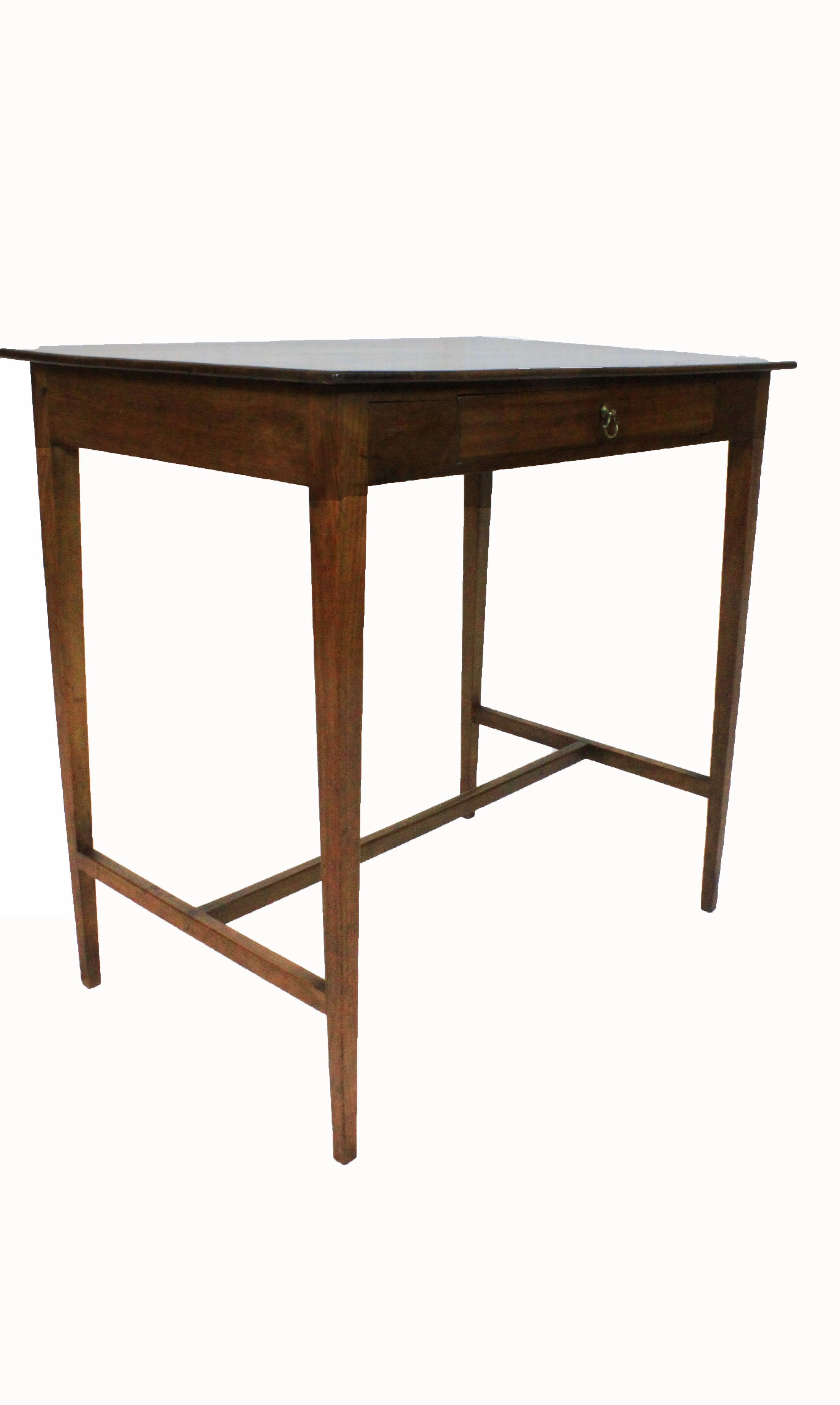 Table d'appoint à un tiroir en acajou de style George III, avec un plateau finement sculpté, reposant sur des pieds fuselés carrés et minces avec une traverse en 'H'. Tiroir doublé en chêne avec laiton d'origine.