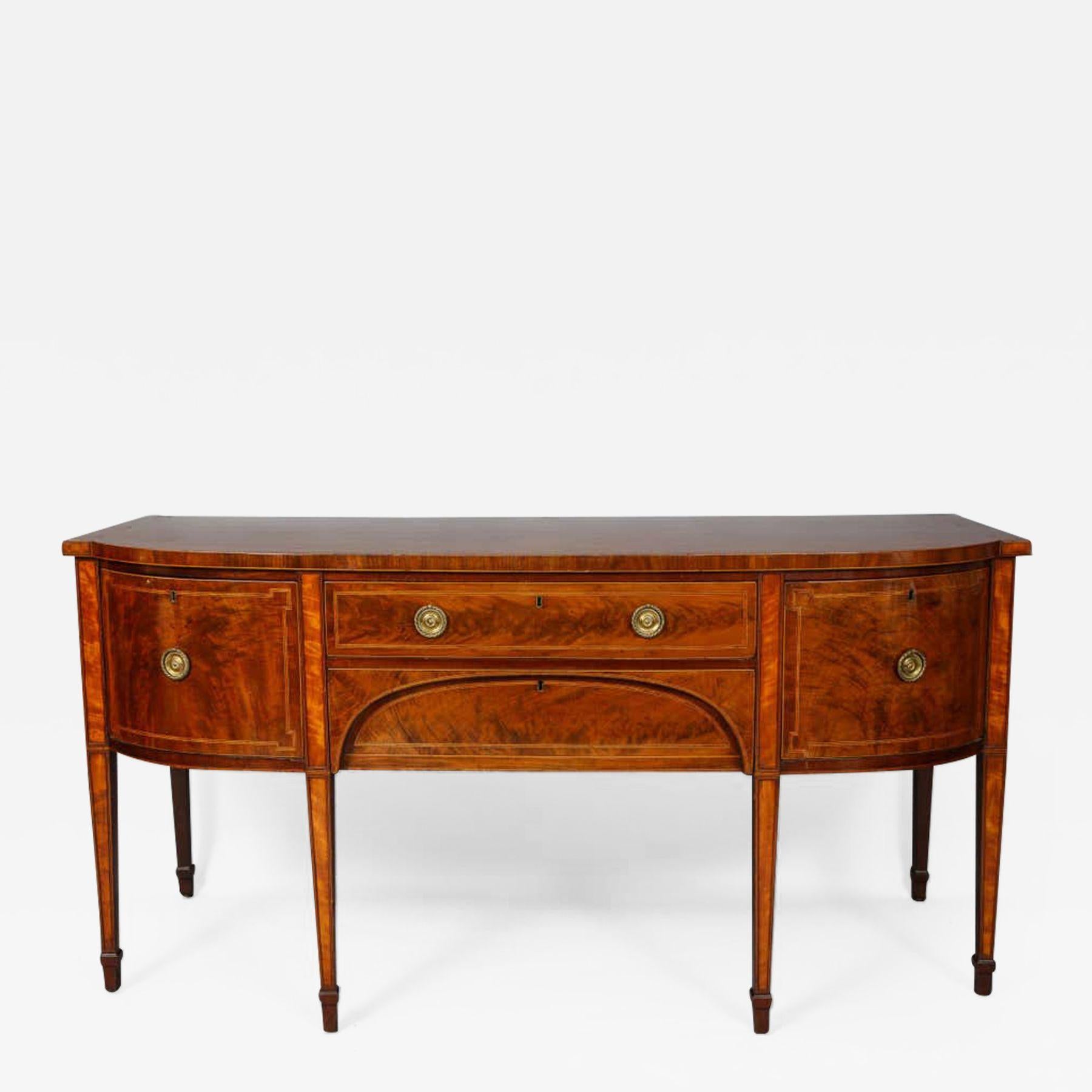 Très beau buffet géorgien en acajou et en bois de satin, le plateau richement figuré avec des incrustations d'ébène et de houx sur deux tiroirs profonds et peu profonds également ornés d'ébène et de houx, et reposant sur des pieds effilés en bois de