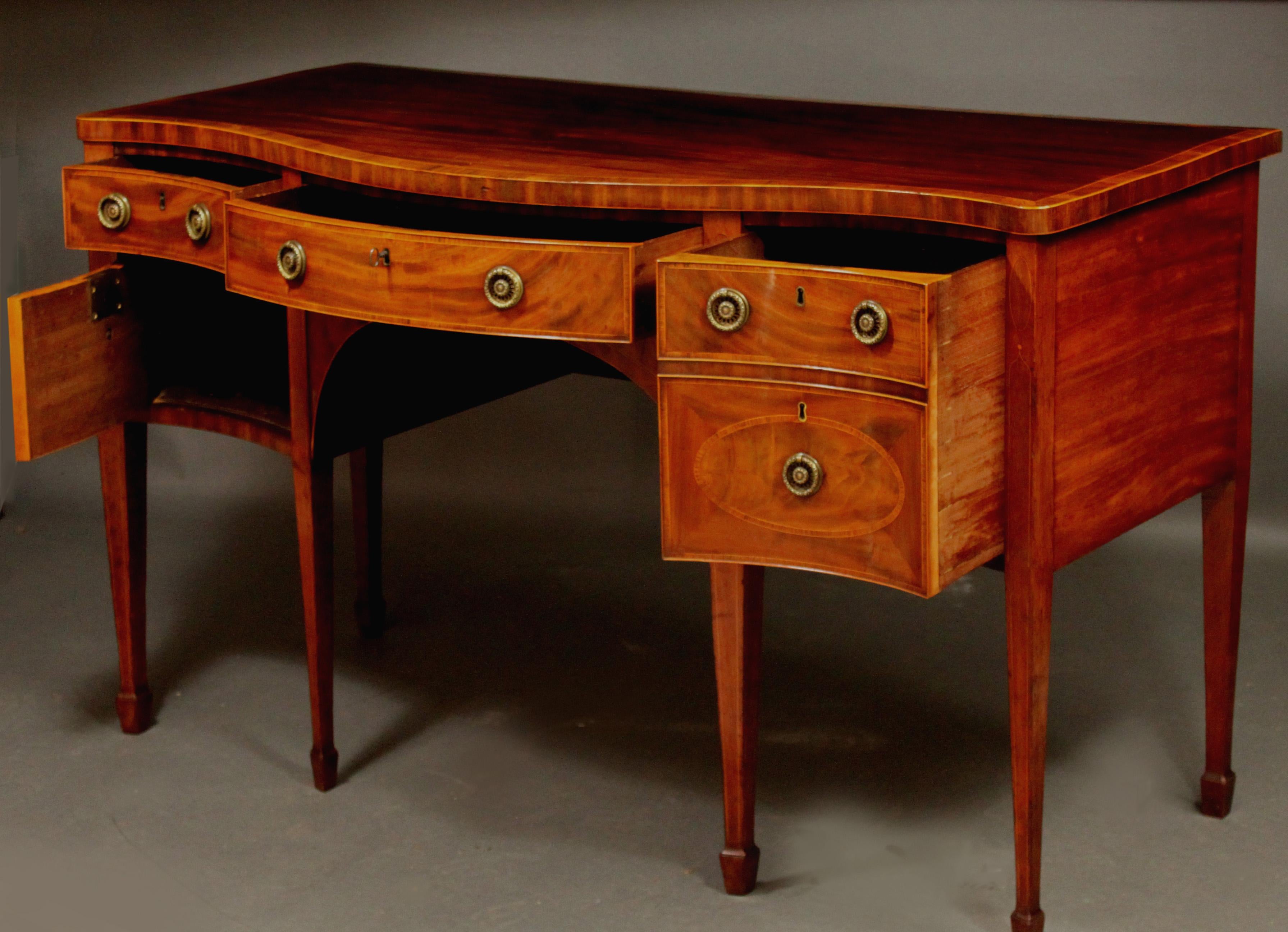 George III Sideboard in the Manner of Thomas Sheraton In Good Condition For Sale In Bradford-on-Avon, Wiltshire