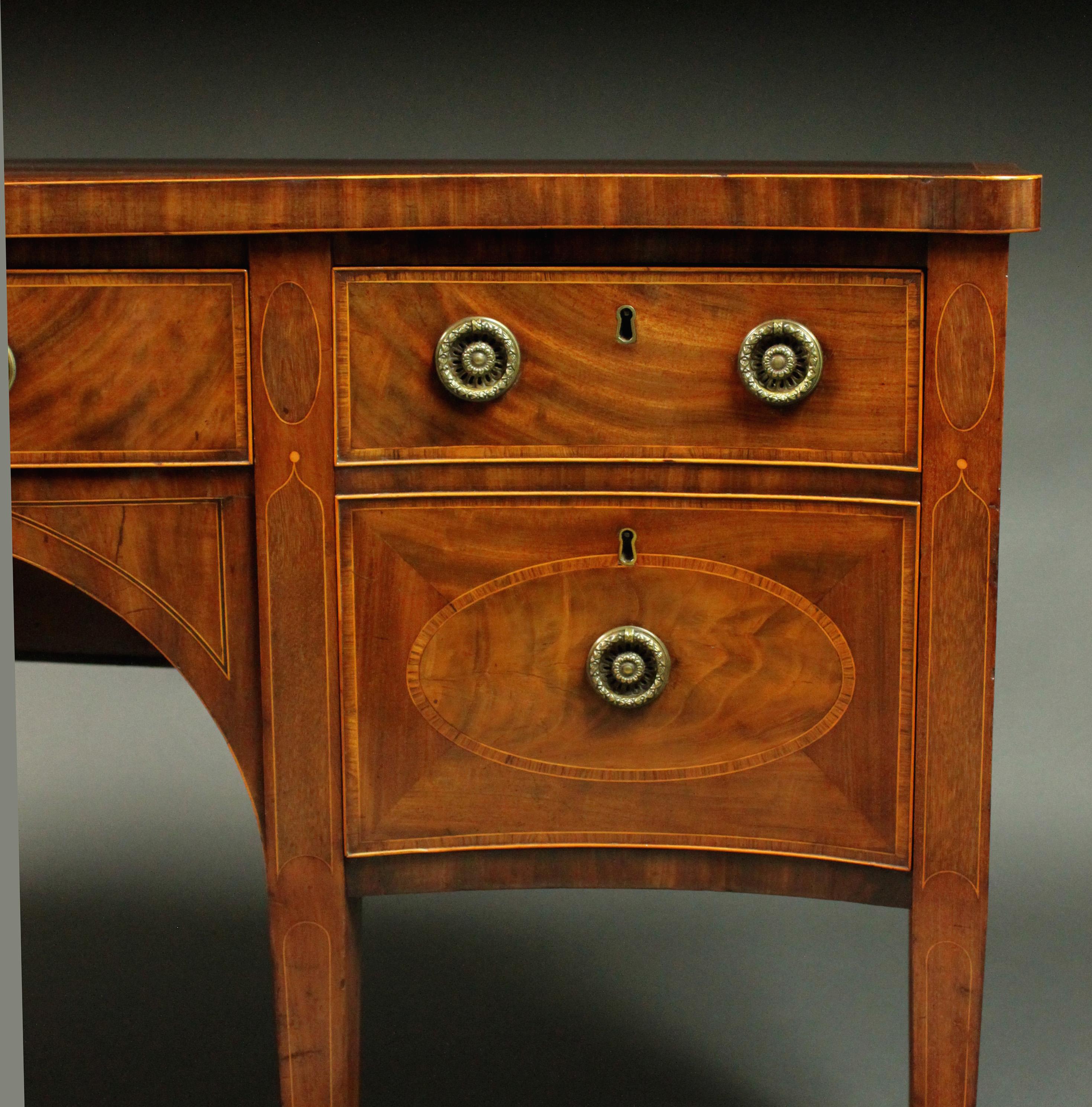 Sideboard aus der Zeit von George III. in der Art von Thomas Sheraton (18. Jahrhundert) im Angebot