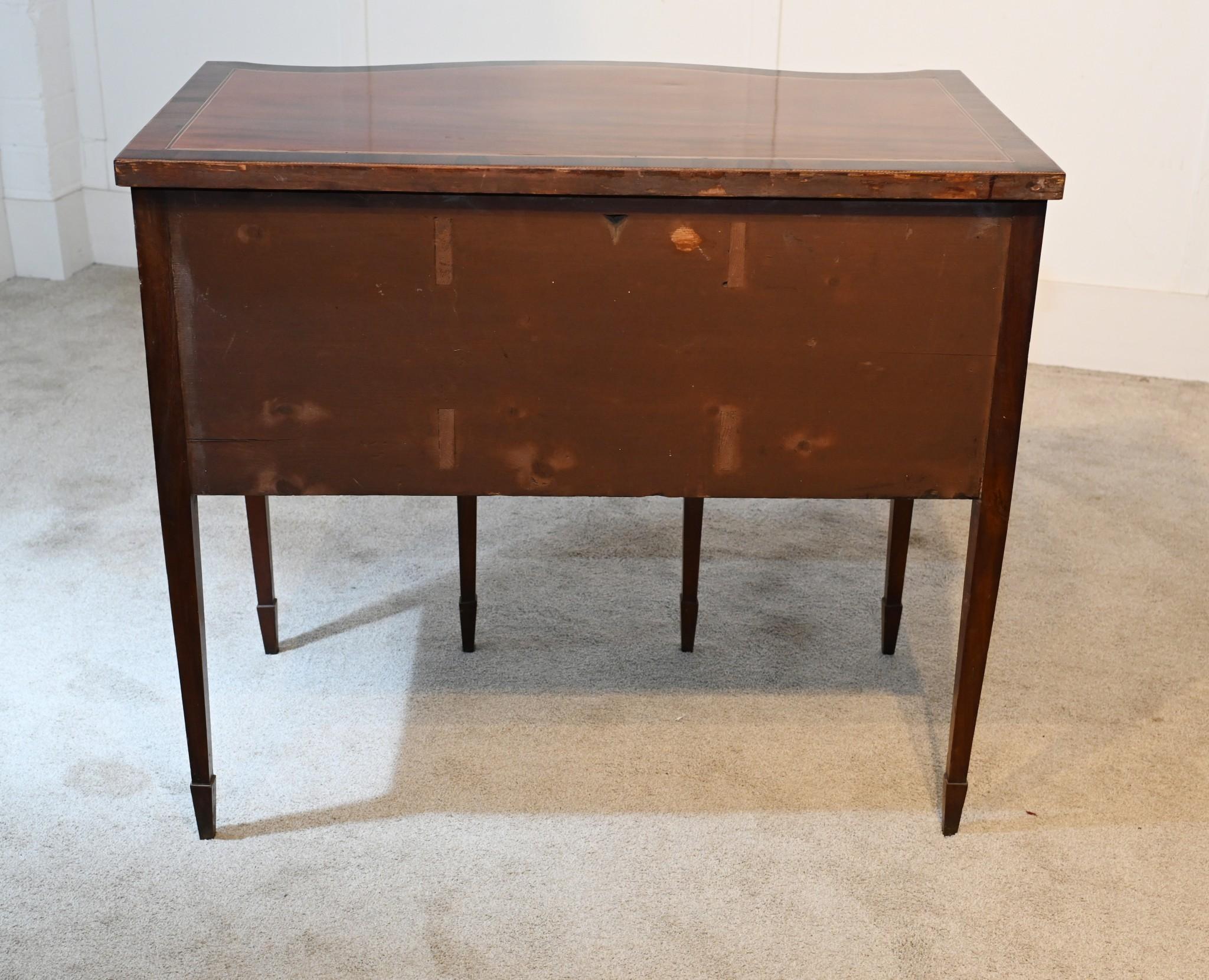 Stai visualizzando una credenza di tendenza di George III in mogano
Il pezzo è di Hall and Sons, Birmingham - famosi produttori di mobili - vedi foto ravvicinata del marchio del produttore.
Un pezzo delicato, così elegante e raffinato con i suoi