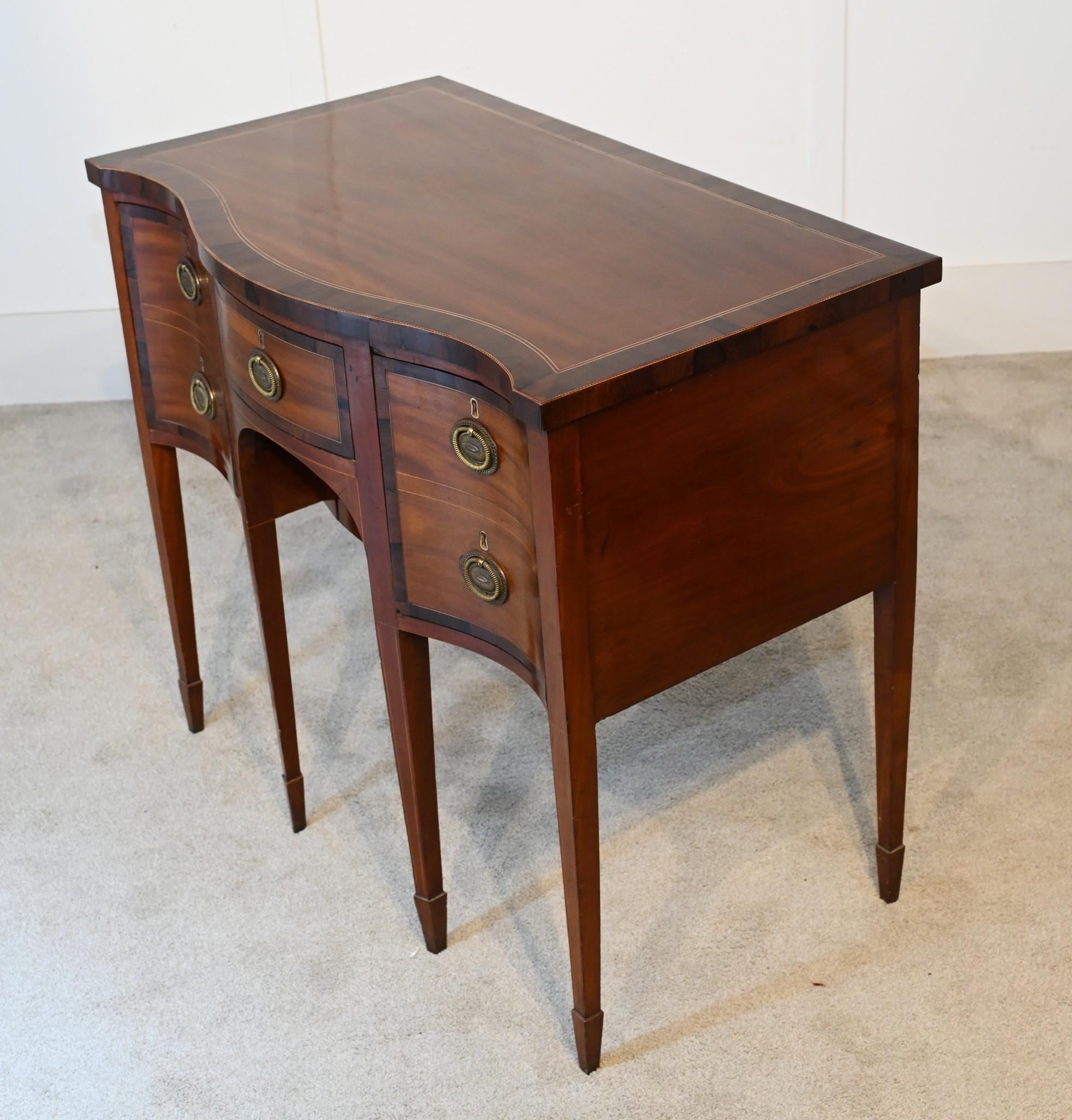 Credenza di Giorgio III in mogano Serpentine Server 1790 In condizioni buone in vendita a Potters Bar, GB