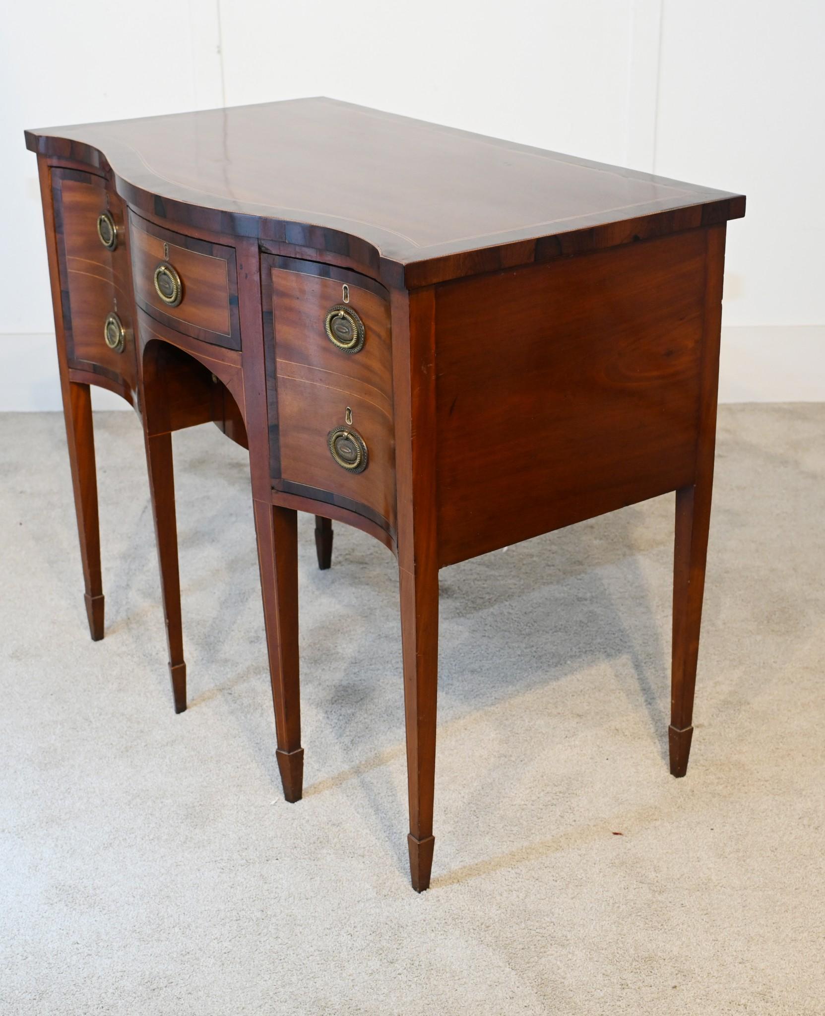Fine XVIII secolo Credenza di Giorgio III in mogano Serpentine Server 1790 in vendita