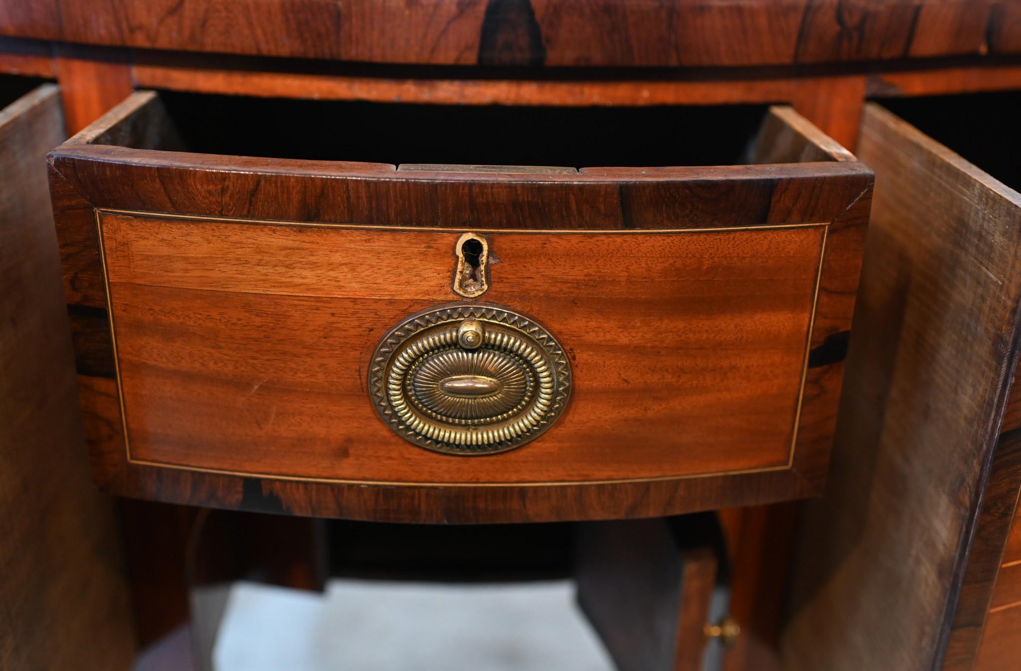 Credenza di Giorgio III in mogano Serpentine Server 1790 in vendita 2