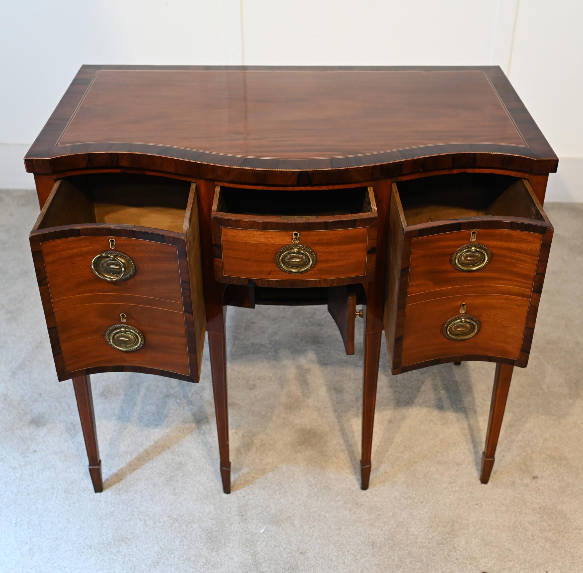 Credenza di Giorgio III in mogano Serpentine Server 1790 in vendita 4