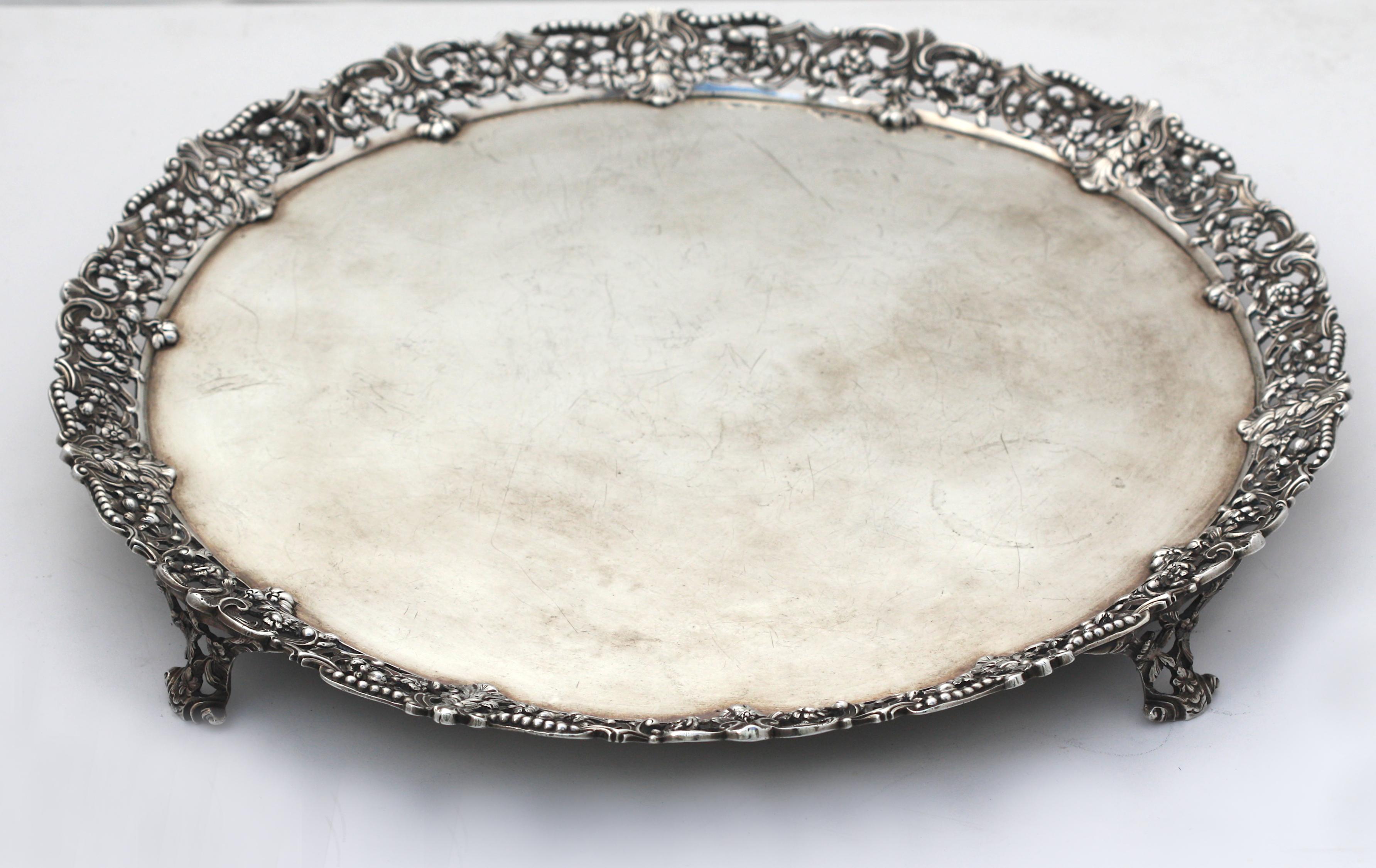 
Plateau de service circulaire à pied en argent de George III
Marqué, Londres, vers 1760, fabricant Richard Rugg. La bordure appliquée est composée de rinceaux entrelacés de feuillage ouvert et de bordures de perles partielles, et repose sur quatre