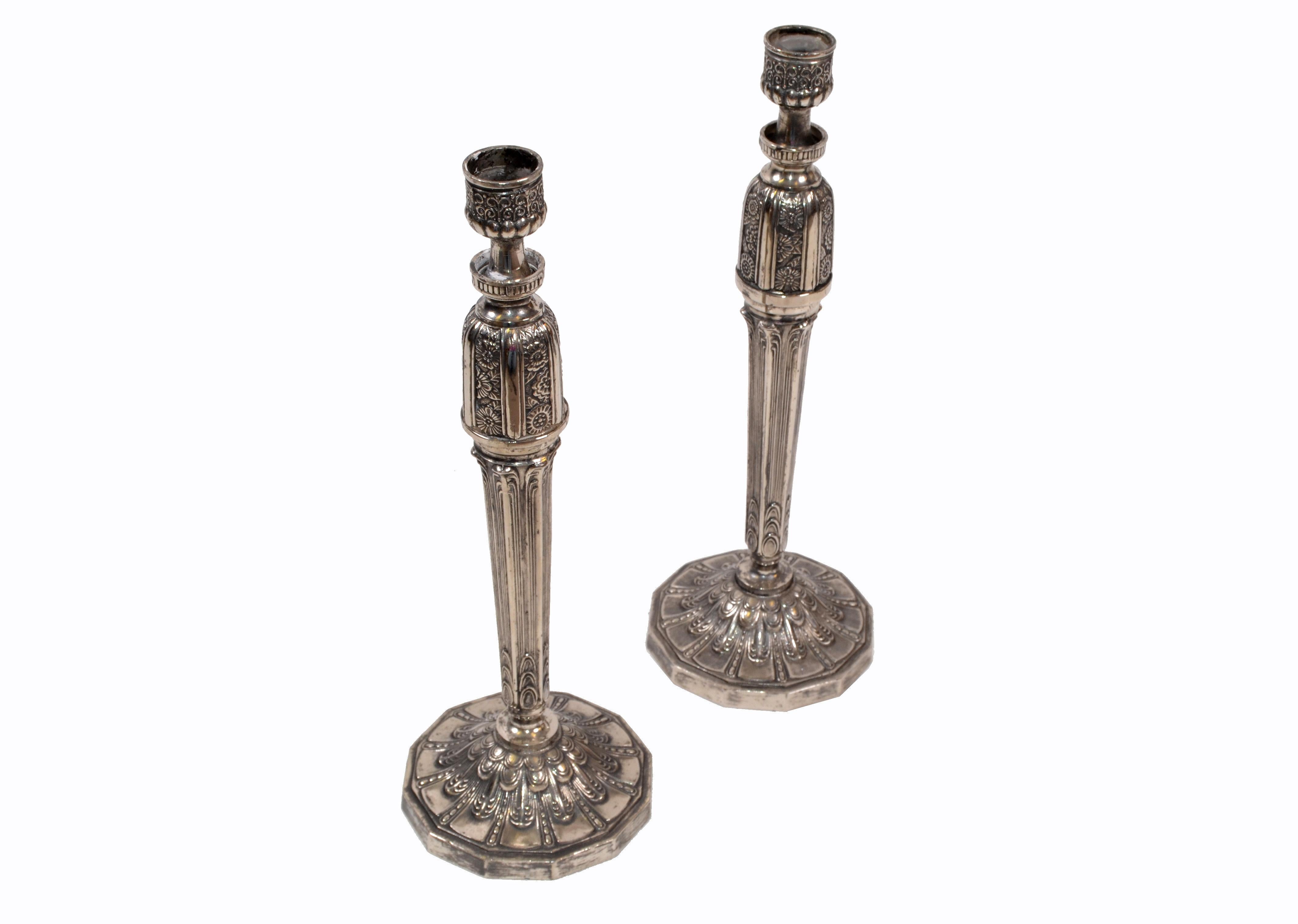 A pair of heavy George III Style silver plated candleholders or candelabras.
Tarnished due to age and use.
Diameter of the base: 4.75 inches.