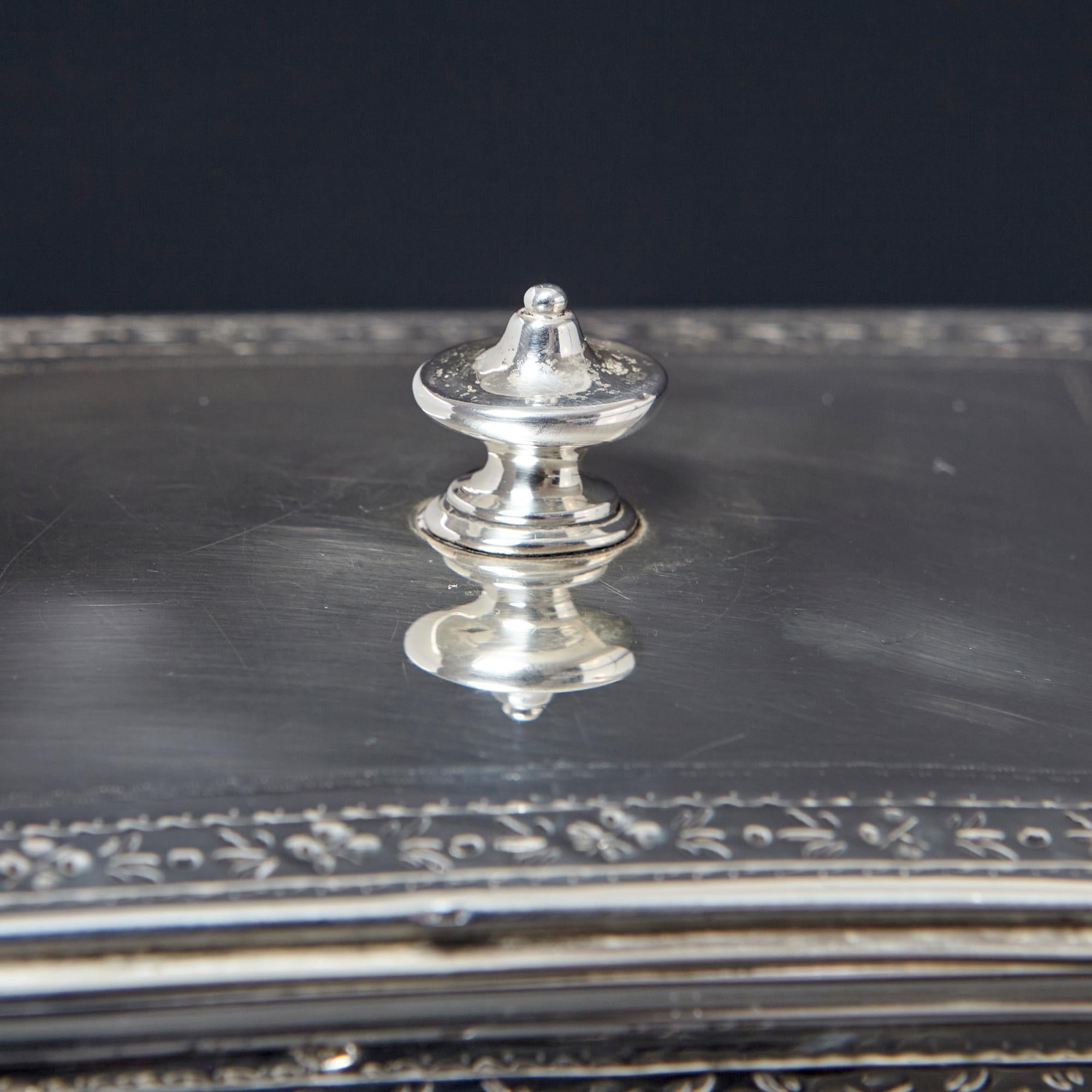 George III silver tea caddy In Good Condition For Sale In London, GB