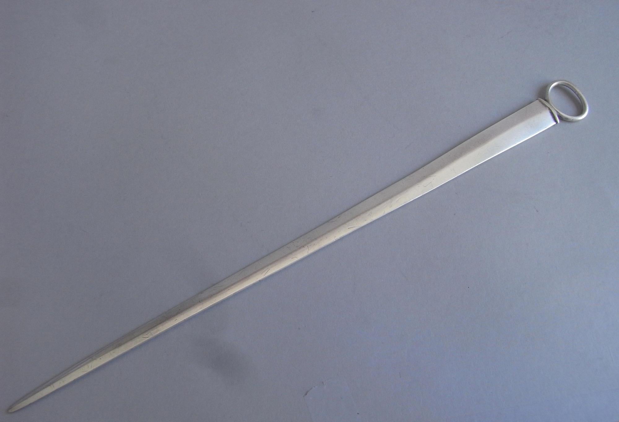 Rarísimo pincho de Jorge III fabricado por Robert Jones de Liverpool y ensayado en Chester en 1798.

El pincho tiene un diseño típico de Chester, con una hoja ligeramente afilada y un anillo ovalado encima. La hoja está muy bien marcada y lleva
