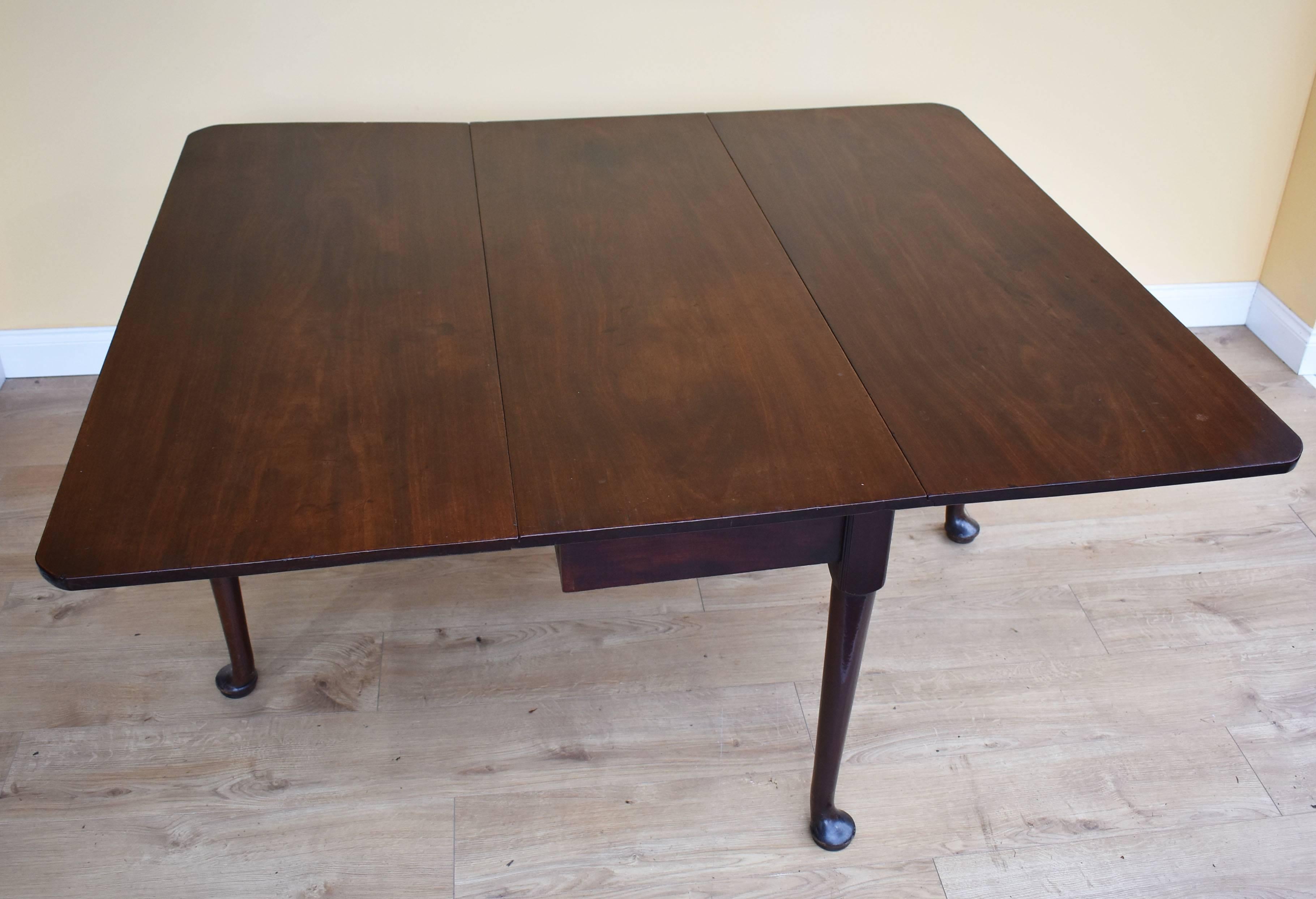 George III Solid Mahogany Drop-Leaf Dining Table In Excellent Condition In Chelmsford, Essex