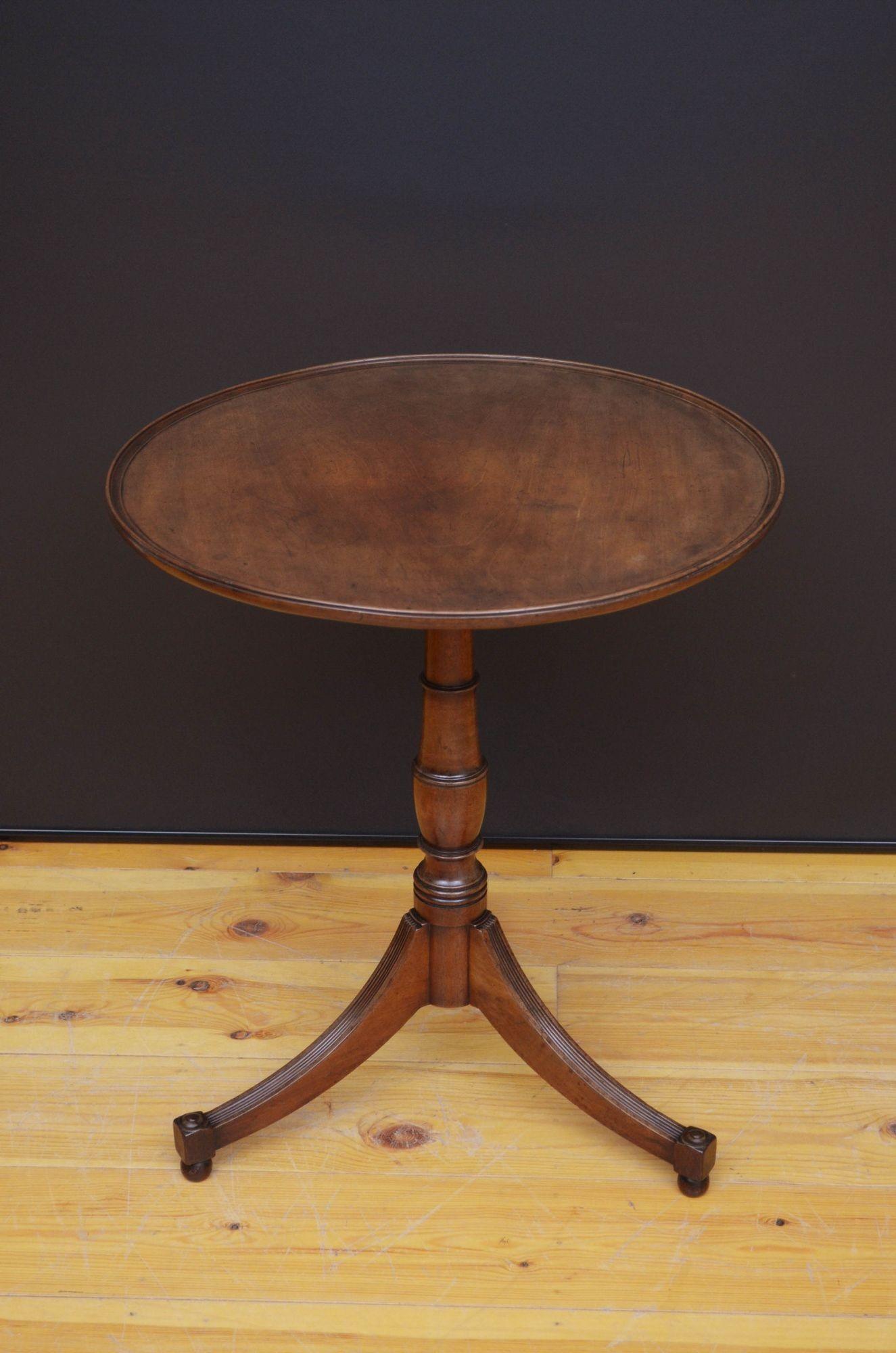 Sn5405 Fine quality Georgian mahogany side table, having figured mahogany, dished top raise on vase shaped and ringed column terminating in three downswept reeded legs with decorative roundels and bun feet. This antique table is in original