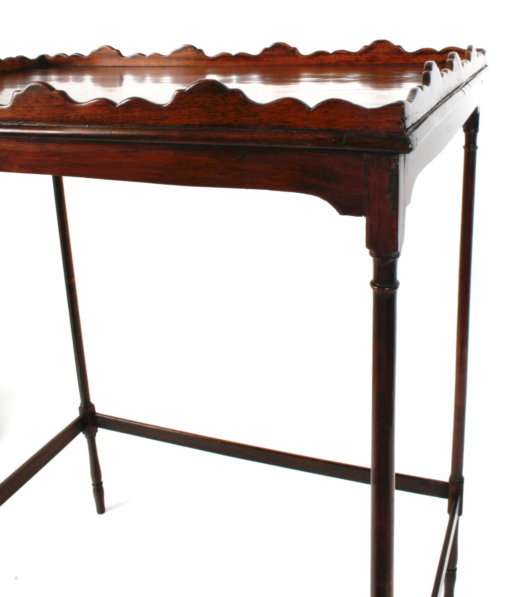 George III Spider Leg Mahogany Silver/Tea Table with Scalloped Gallery, c1780 In Good Condition For Sale In valatie, NY