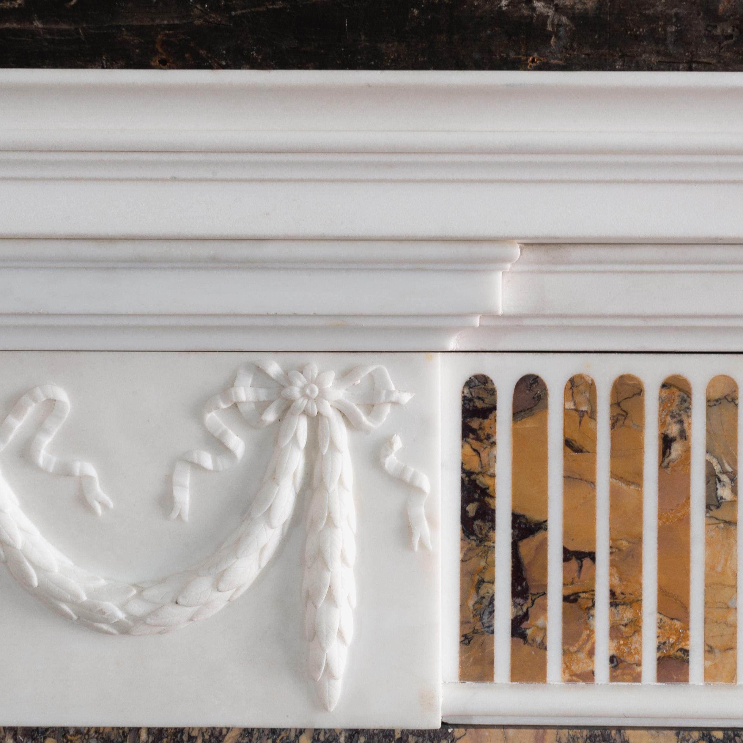 Fine XVIII secolo George III Statuary and Convent Sienna Marble Fireplace in vendita