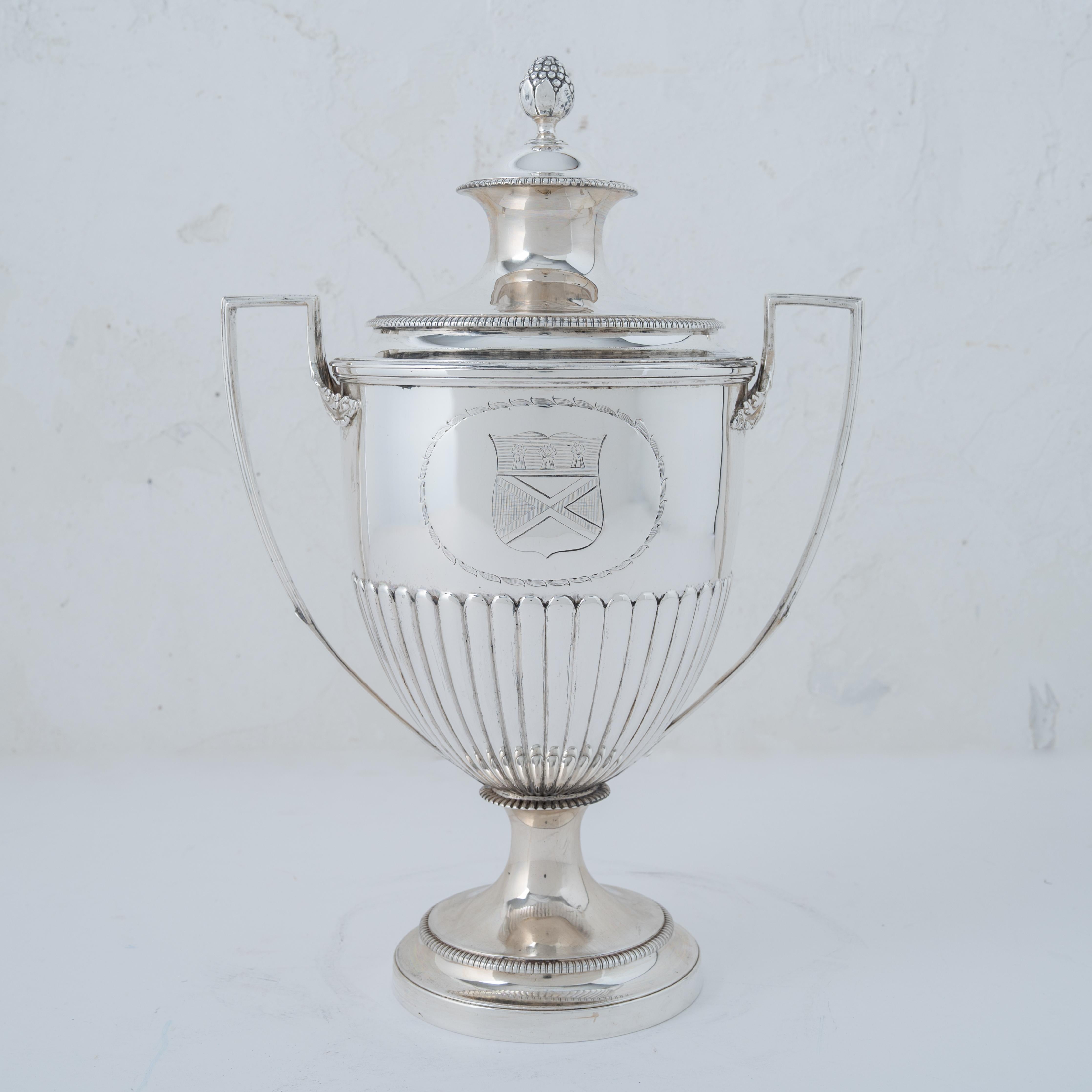 Ein überzogener Becher aus Sterling von George III., gestempelt London, 1808 von William Frisbee.

Graviert mit dem Wappen von Homfray; wahrscheinlich Sir Jeremiah Homfray (1759-1833), der 1809 zum High Sheriff von Glamorgan ernannt wurde.  Auf der