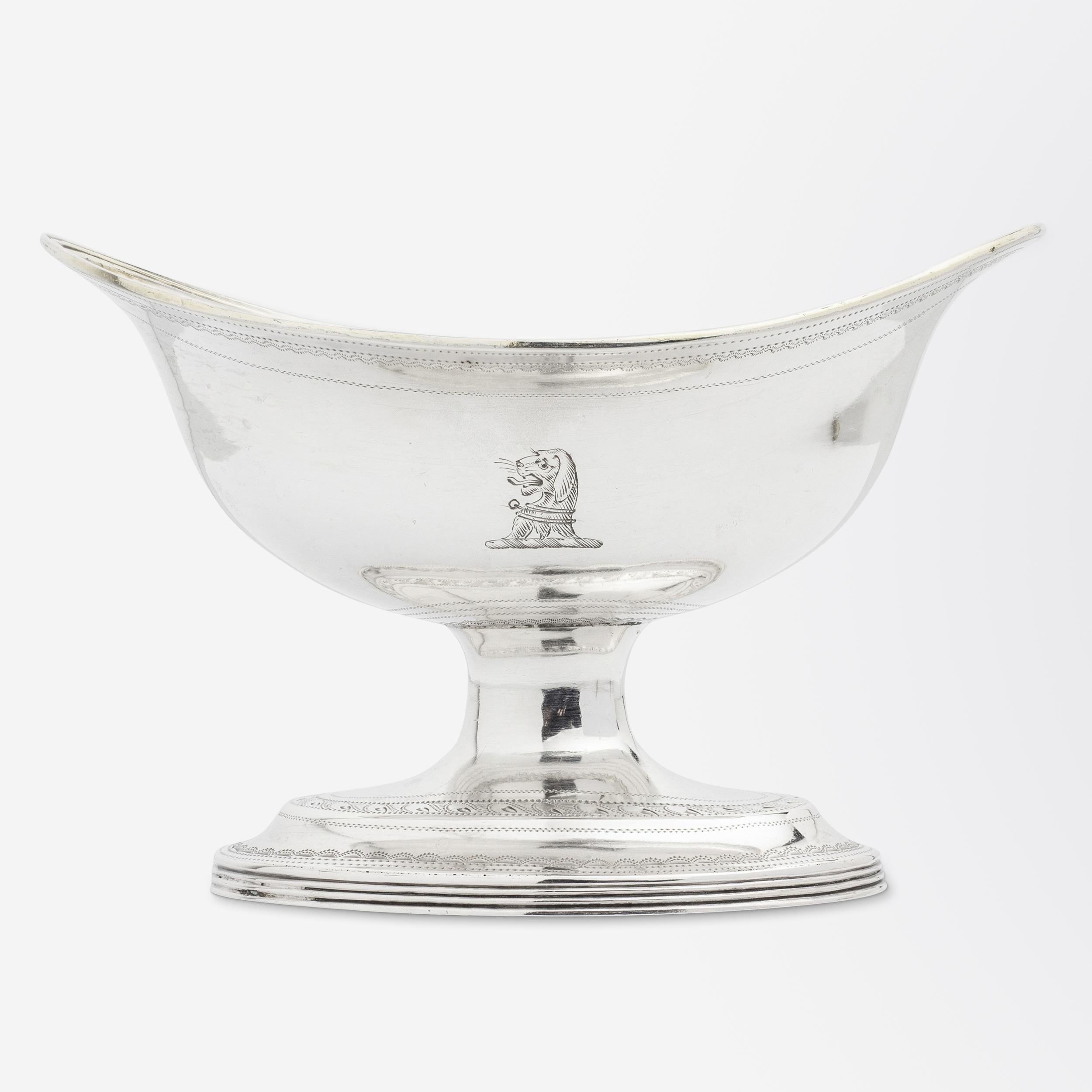 Una saliera in argento sterling di epoca Giorgio III con interni dorati e dettagli cesellati a mano da due membri della famosa famiglia di argentieri inglesi, Peter and Ann Bateman. Un'incisione sul davanti mostra uno stemma a testa di cane e