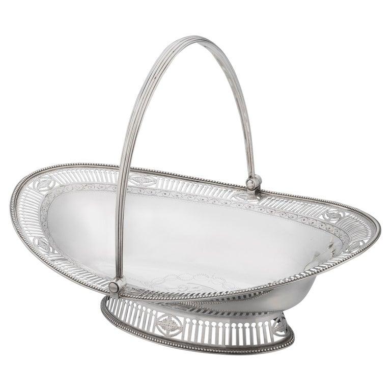 Cestino per dolci in argento sterling di Giorgio III realizzato da Burrage Davenport a Londra nel 1783. Il cesto ha una forma ovale classica con bordi di perline e una galleria e un piede incisi e forati. Al centro si trova anche uno stemma