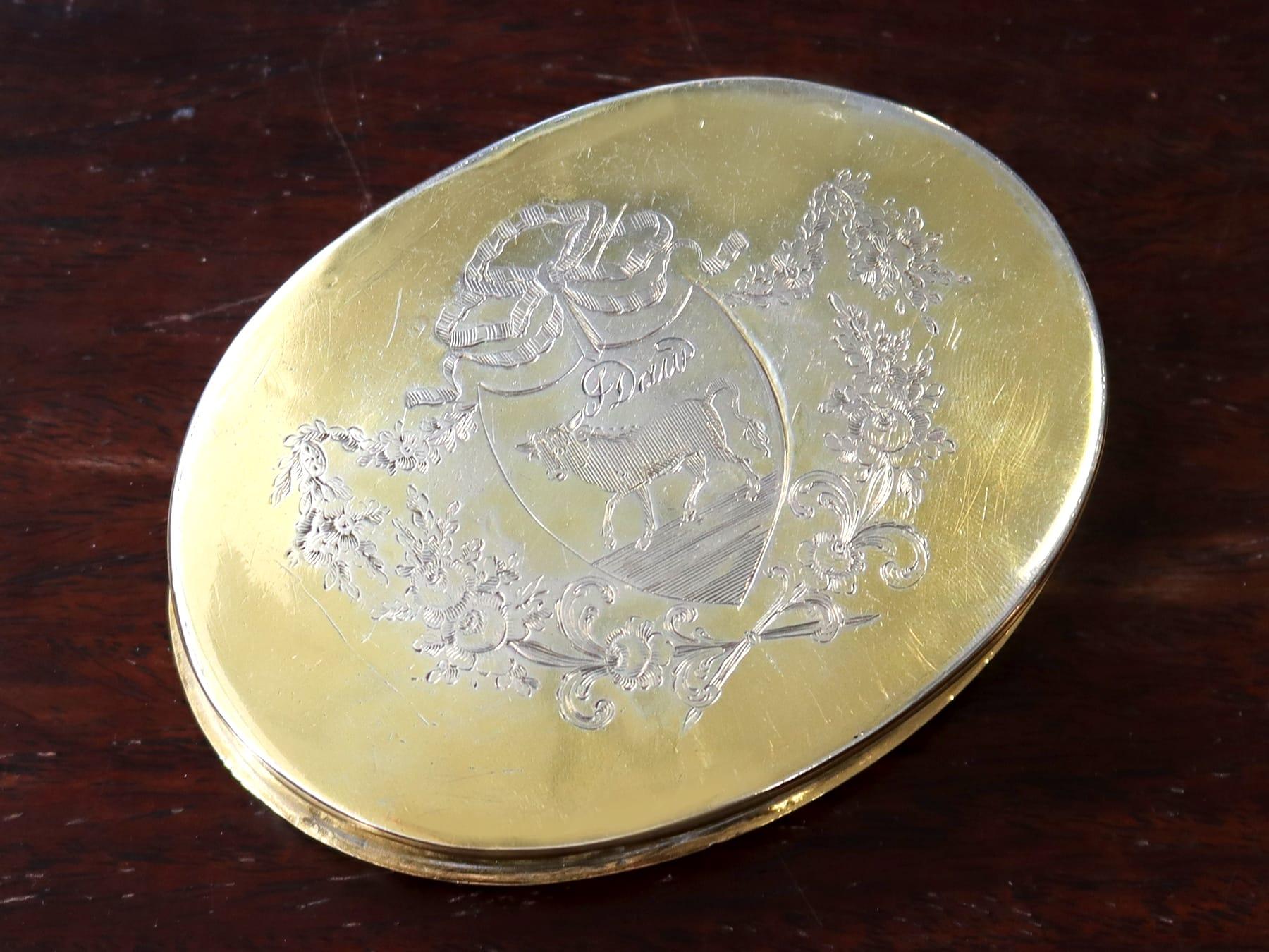 Un'eccezionale, raffinata e imponente antica tabacchiera inglese in argento sterling dorato; un'aggiunta alla nostra collezione del XVIII secolo

Questa eccezionale tabacchiera antica inglese di Giorgio III in argento sterling dorato ha una forma