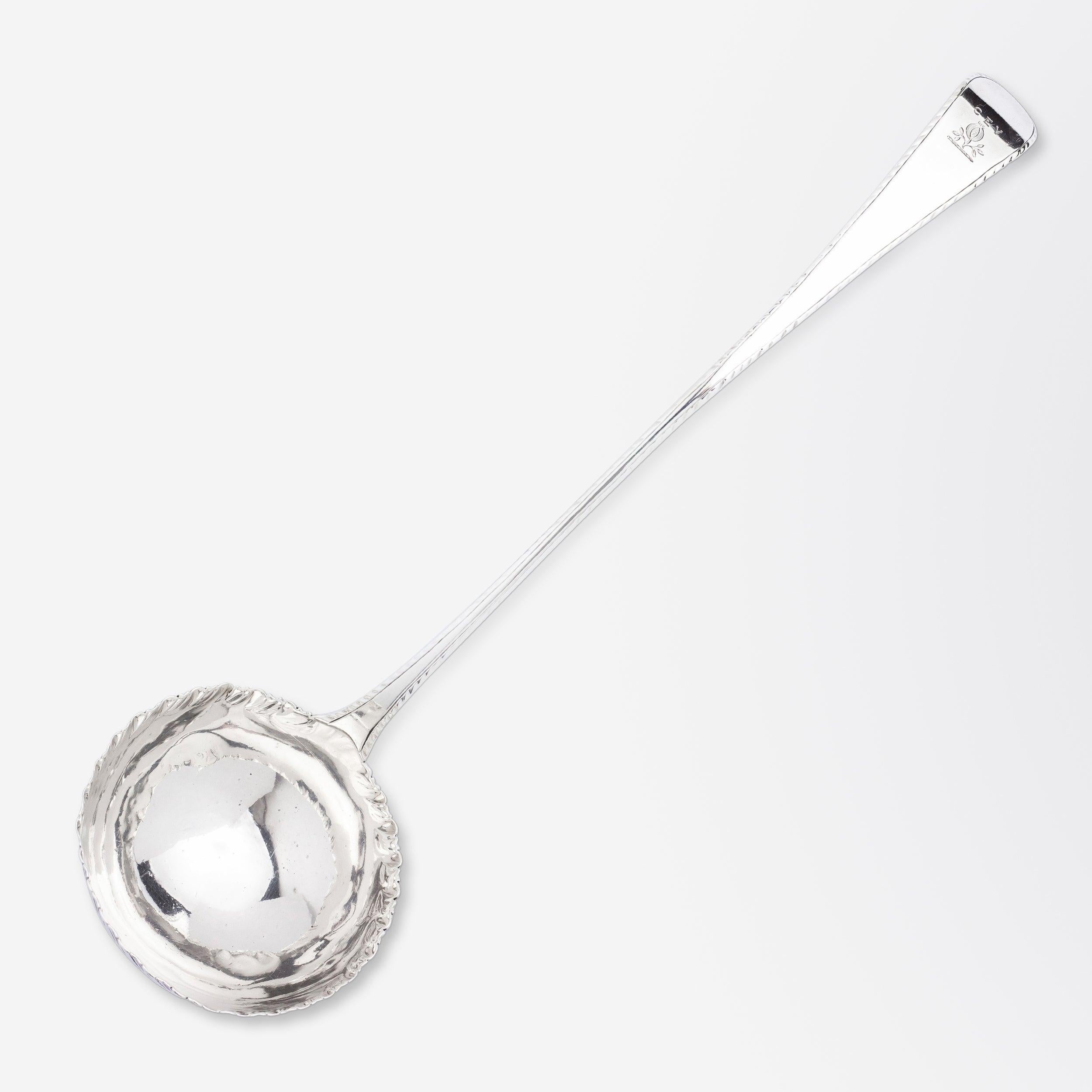 Questo mestolo in argento sterling è stato realizzato a Londra dagli argentieri Thomas & William Chawner. I marchi nitidi sul pezzo datano la sua fabbricazione al 1767, all'inizio del regno di Giorgio III. Il pezzo presenta uno stemma d'epoca sul