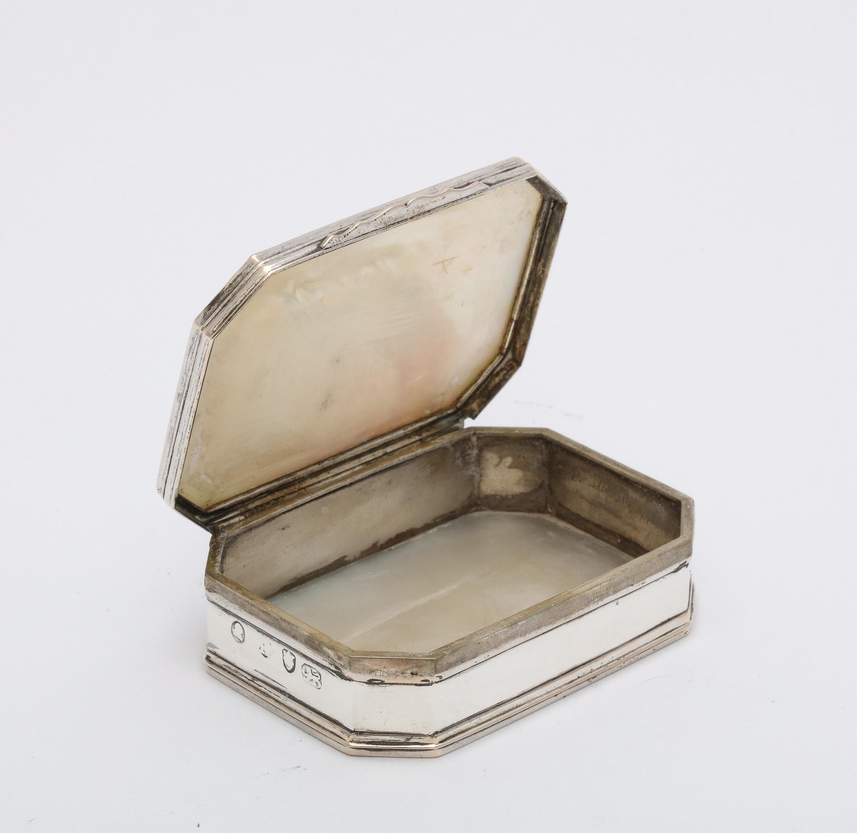 George III Sterling Silber montiert geätzte Perlmutt Schnupftabakdose im Angebot 7